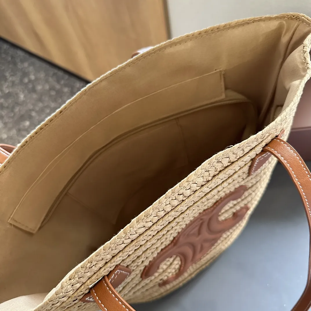 p110 Celine菜篮子草编包度假拍照太应景自思琳 Celine celine草编包菜篮子2020草编包天生就是绝配这款包采用摩洛哥特有的拉菲亚树纤维纯手工编织打造 手挽跟logo是自然色小牛皮干净利落大方 度假 背上它太适合不过了 尺寸 22cm