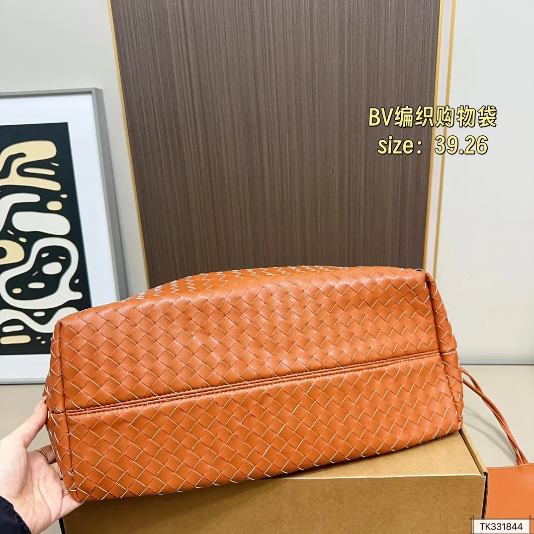 💰160 BV编织购物袋 bv 编织购物袋它是这一季中性价比+实用性最棒的一只包包！内置小包！容量非常 尺寸39.26