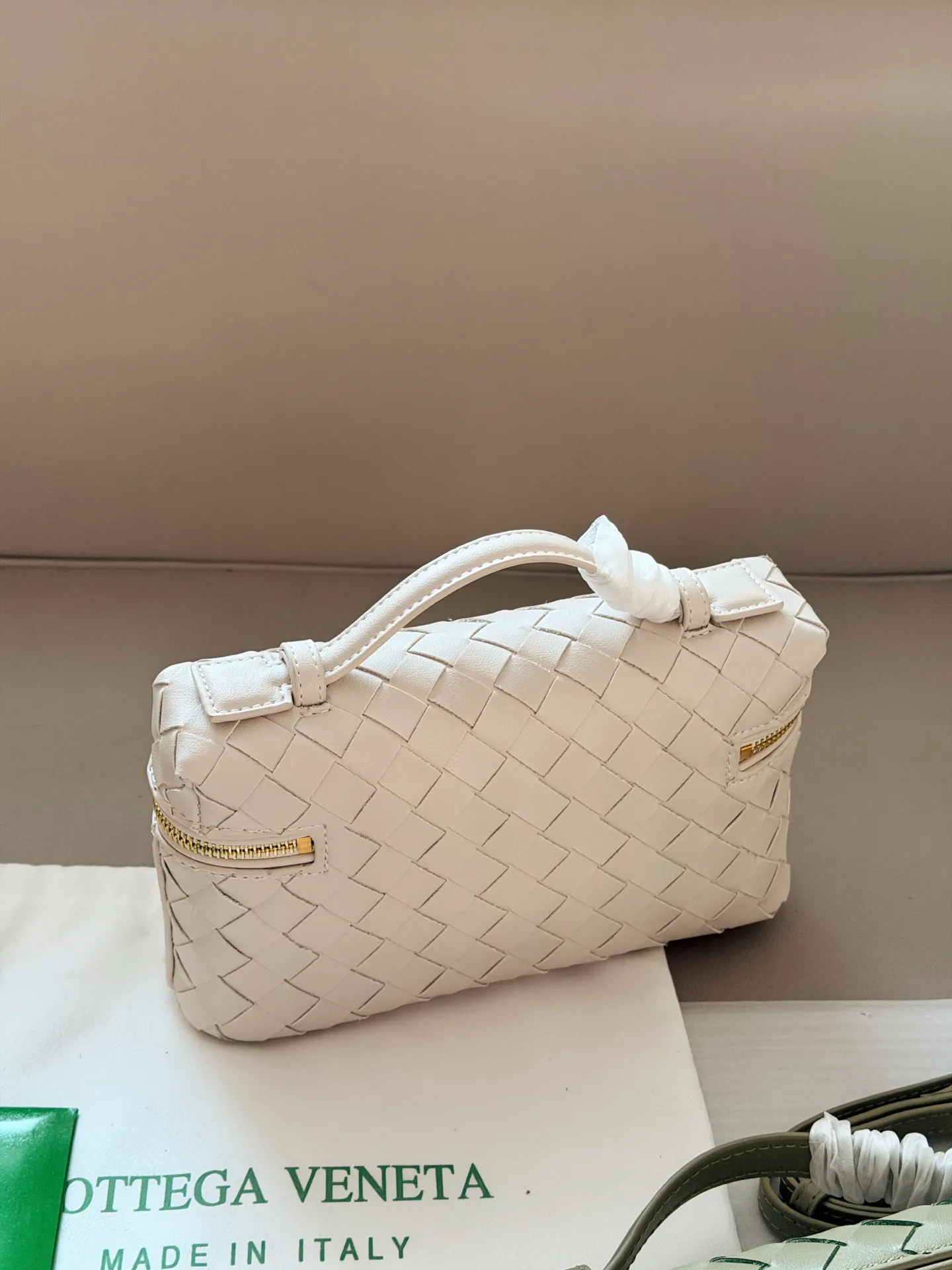 💰205 牛皮 配盒 size：23*13cm BV BangBang Vanity棒棒包， 任何人没有买到这只 包我会伤心的 造型独特精致，日常使用容量足够，可手提可斜挎，多种造型随意切换！