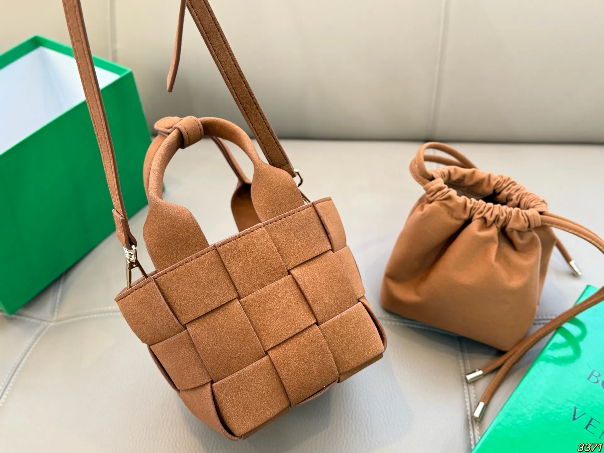 &yen;150配盒 BV编织包菜篮子 超级经典又时髦 意外的百搭 耐看精致 日常出街 集美必入 尺寸：13 13