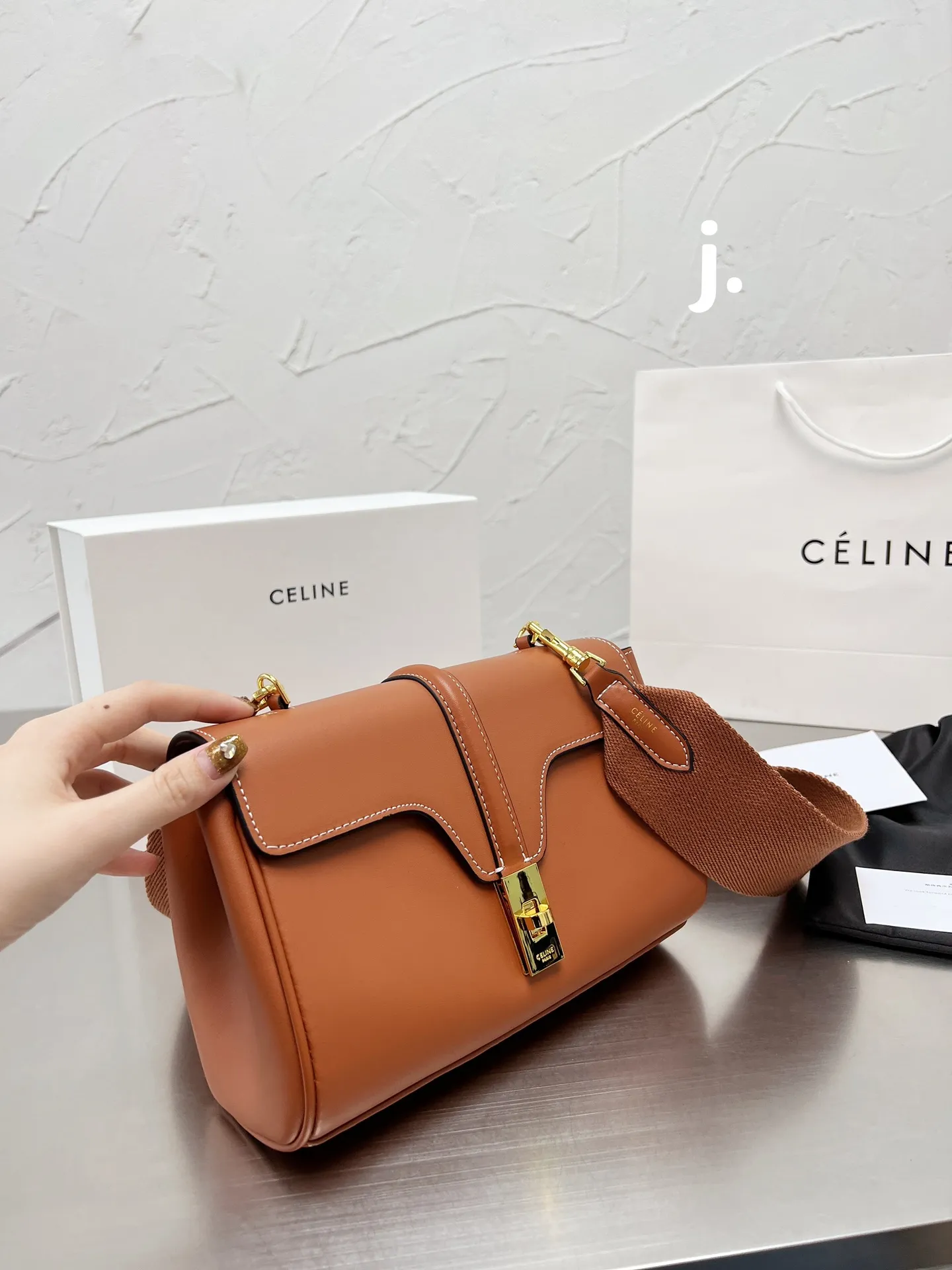 p165 Celine |soft 16-小号 CELINE斜挎和单肩都很好看有腔调!搭配任何衣服都非常百搭,四季可用,让你可甜可盐,今年的Celine 风潮风靡全世界,拥有这只一定让你成为全场最有话题的时髦精 尺寸 24 14 配折叠盒