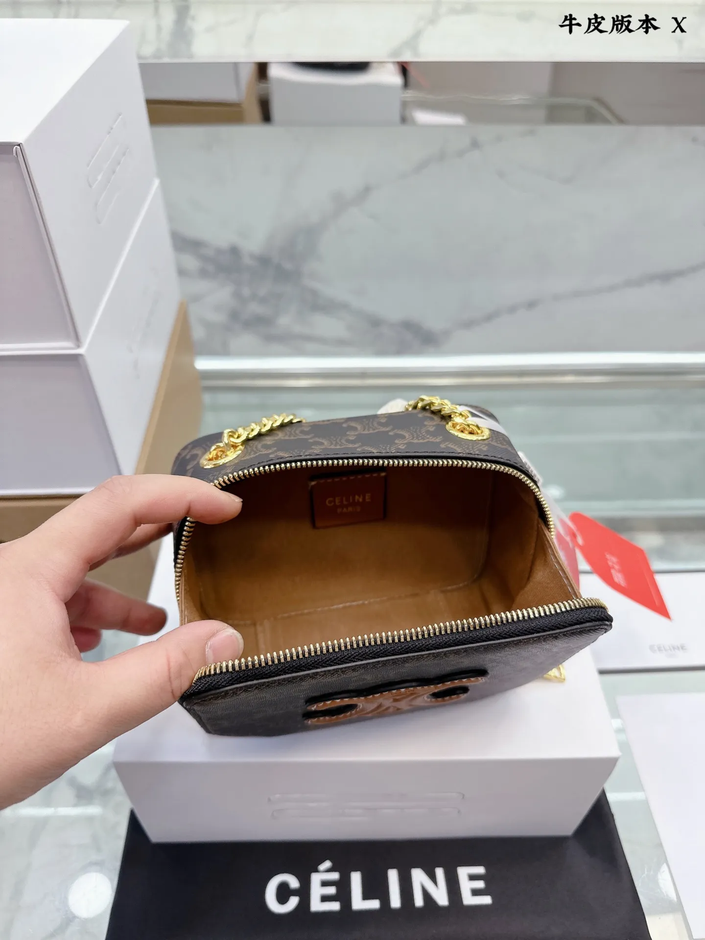 牛皮版本 p120 Celine新款Box 小方包 CELINE这几天入的Celine包包们,不得不说这款腋下包也太好看了吧~什么衣服都好配不管深色还是淡色秋冬还是春夏搭配起来都是毫无违和感的 除了好搭配容量也是非常大之前用过老花腋下的宝宝应该.都知道钱包手机都是妥妥塞的下还松动有余动17 13cm