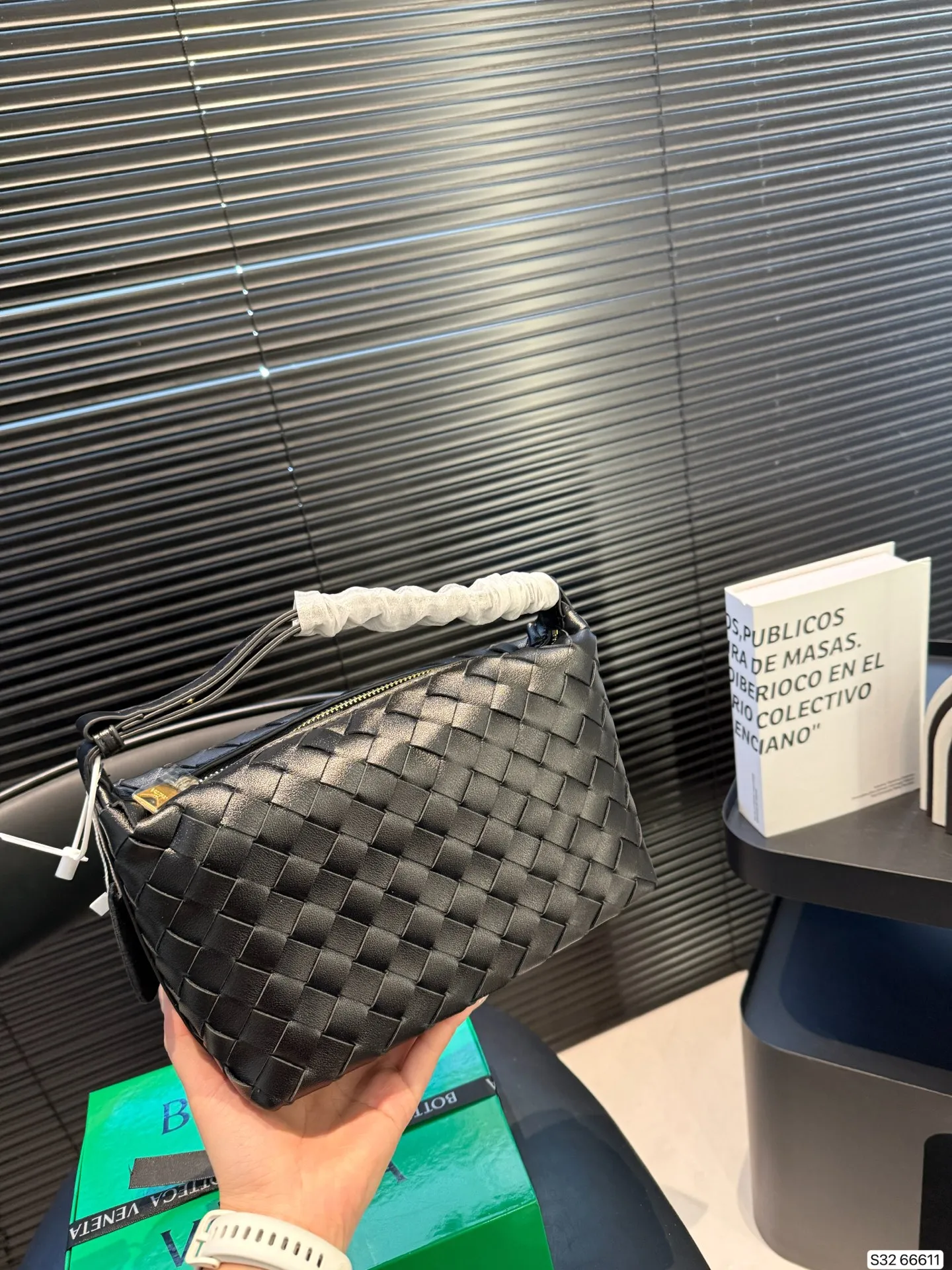 p210 配盒子 纯皮Bottega veneta 适合春夏秋冬的季节 Bv高级 简洁的线条，柔软的包身，并且相当实用，街头巷尾它的身影无处不在，也成为经典款IT bag之一 万众追，这款包一出就风靡全球 流行，如今粉丝群依然很强大，因为它实在太衬托气质了，包再多也要给自己留一个！尺寸21 14货号66611