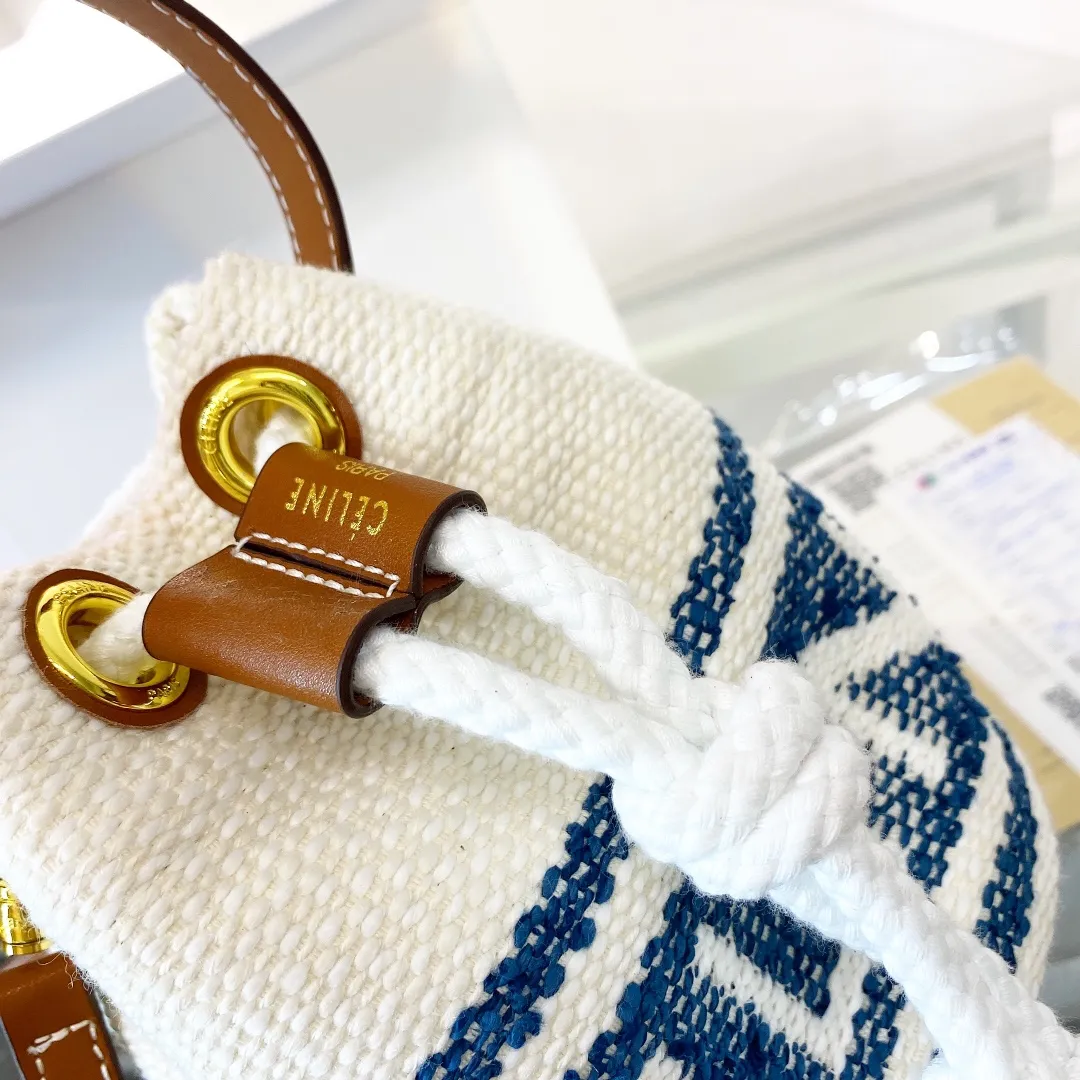 p155折叠礼盒包装🎁 Celine赛琳 新款水桶，复古编织水桶包 潮人们背的最多的包包大概就是这款 单肩、斜跨都不是问题，有种慵慵懒懒的街头风J-108尺寸 15.15.18