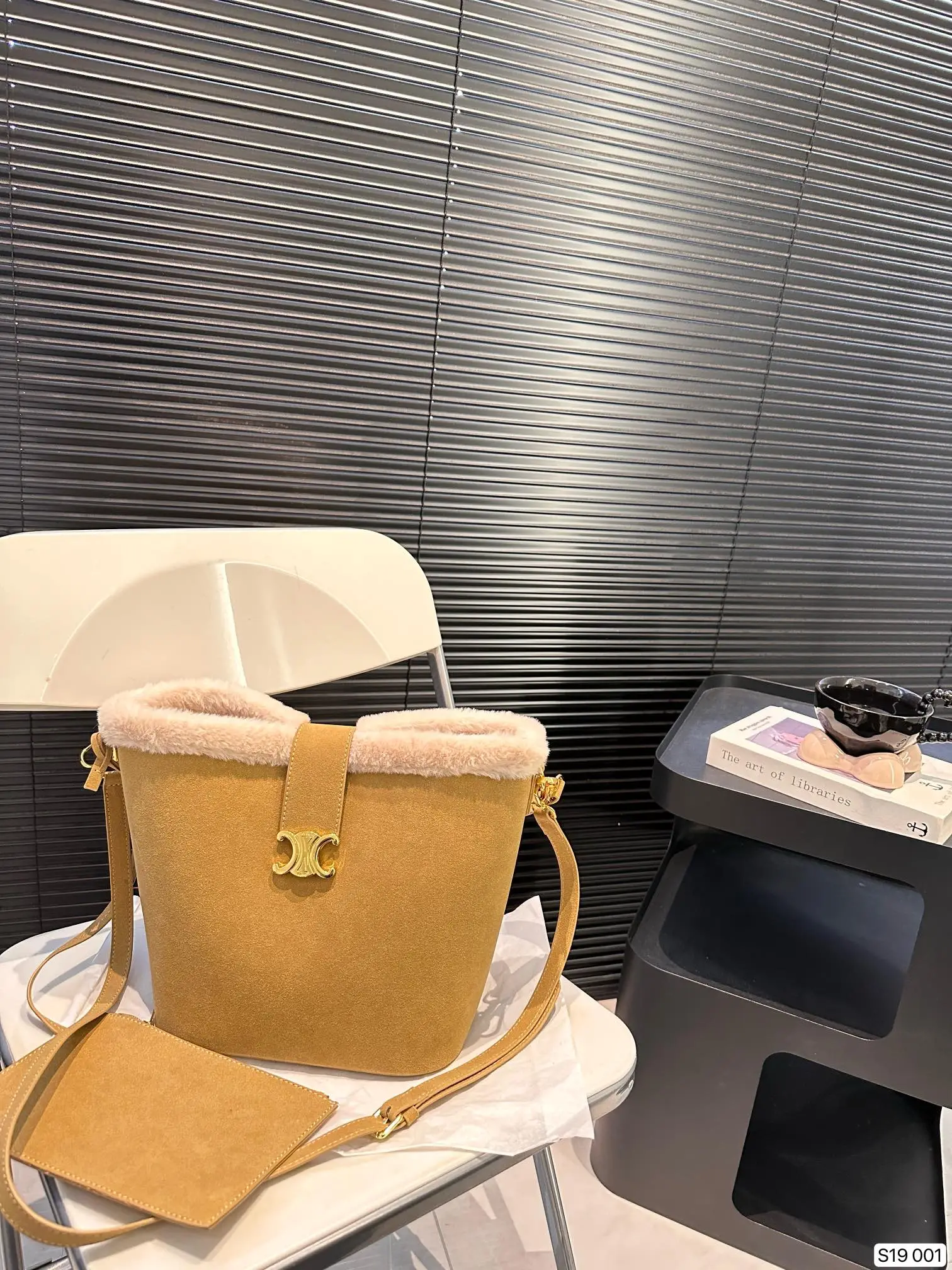 P145 赛琳秋冬限定|毛茸茸的celine水桶包 celine这次的新品我很满意这只毛茸茸的托特真的很可爱，在秋叶飘零的时候背上有多应景了秋冬氛围感直接拿捏！尺寸：24 24 货号001