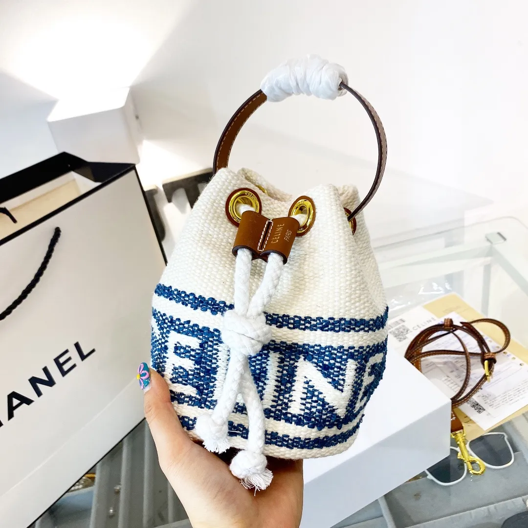 p155折叠礼盒包装🎁 Celine赛琳 新款水桶,复古编织水桶包 潮人们背的最多的包包大概就是这款 单肩、斜跨都不是问题,有种慵慵懒懒的街头风J-108尺寸 15.15.18