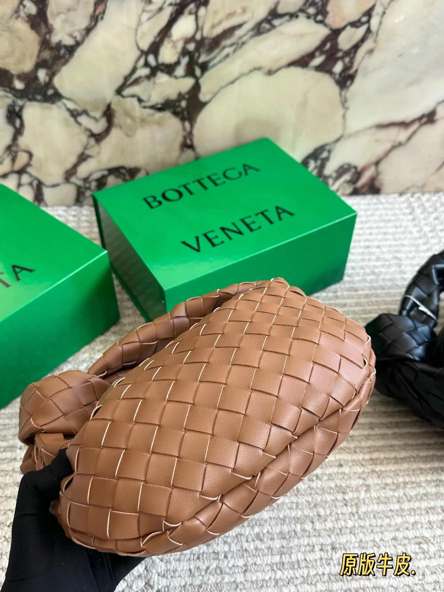 牛皮💰240 配盒 size:25 15cm BV 新款云朵包 迷恋老钱风随意又慵懒的感觉 牛批皮质 牛皮 柔软容量超大手拎大小感觉很合适