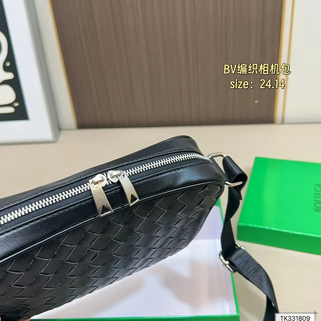 💰125(配盒) 尺寸24×14 BV 新款Veneta编织相机包斜挎包 简约别致,高级时髦不张扬! 不管斜挎、单肩都是满满的造型感~ 实物皮质很软却饱满有型~ 简约大气,超级有范 男女同款