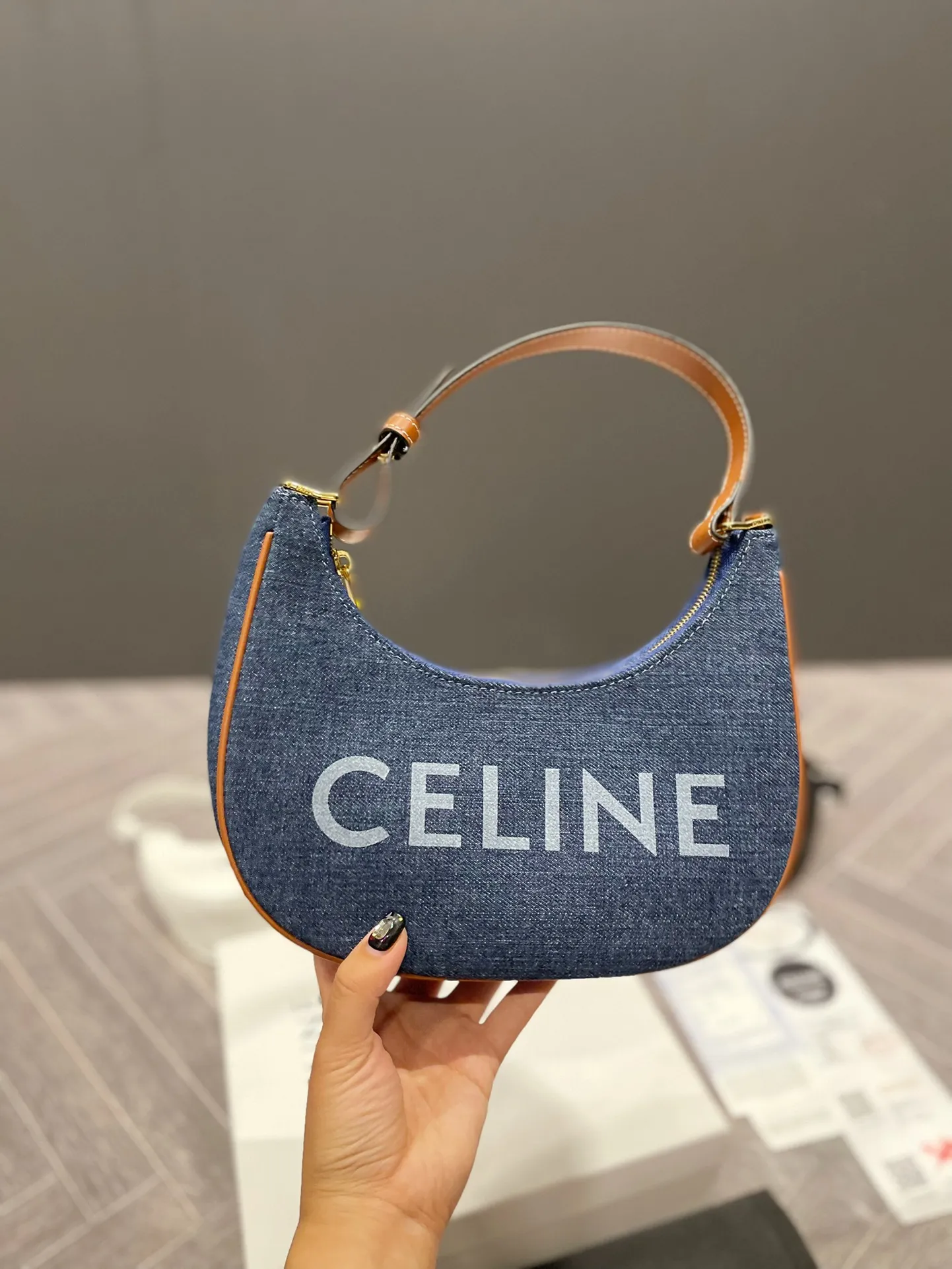 P110 Celine新款腋下包百搭休闲爱惨了~ CELINE这几天入的Celine包包们,不得不说这款白色腋下包也太好看了吧~简简单单的白色配logo字母真的非常任意门和什么衣服都好配不管深色还是淡色秋冬还是春夏搭配起来都是毫无违和感的 除了好搭配容量也是非常大之前用过老花腋下的宝宝应该.都知道钱包手机都是妥妥塞的下还松动有余动25 13cm