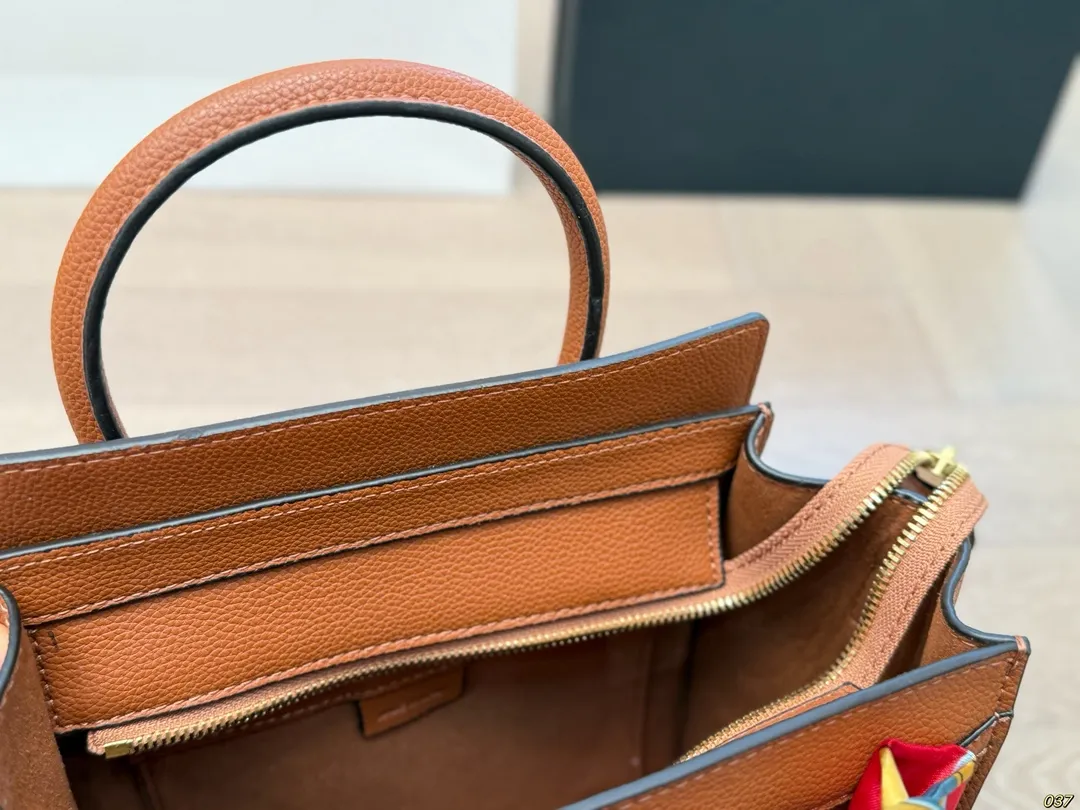 &yen;190 作为造型独特、极具辨识度的包包， Celine赛琳&mdash;笑脸包 无疑凭借其囧脸造型赢得众多关注。 Celine凭借这款笑脸包冲出欧洲，一跃成为一时最火的品牌。尺寸小号20 20