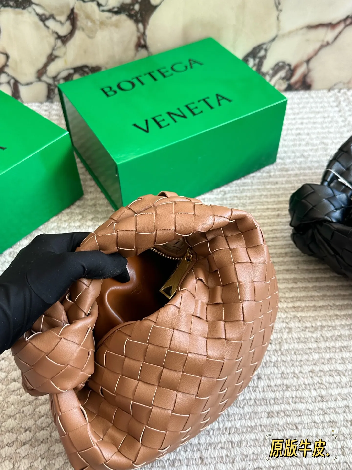 牛皮💰240 配盒 size:25 15cm BV 新款云朵包 迷恋老钱风随意又慵懒的感觉 牛批皮质 牛皮 柔软容量超大手拎大小感觉很合适