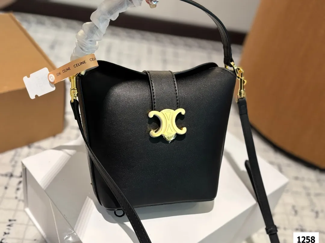 ¥140 ¥145 配折叠盒盒 size:13.14cm 16.17cm 赛琳新款的薯条 加入开口设计~ 今年的大包都很 喜欢~ ~凹造型好物+街拍时尚单品 容量可满足短途旅行需求大包