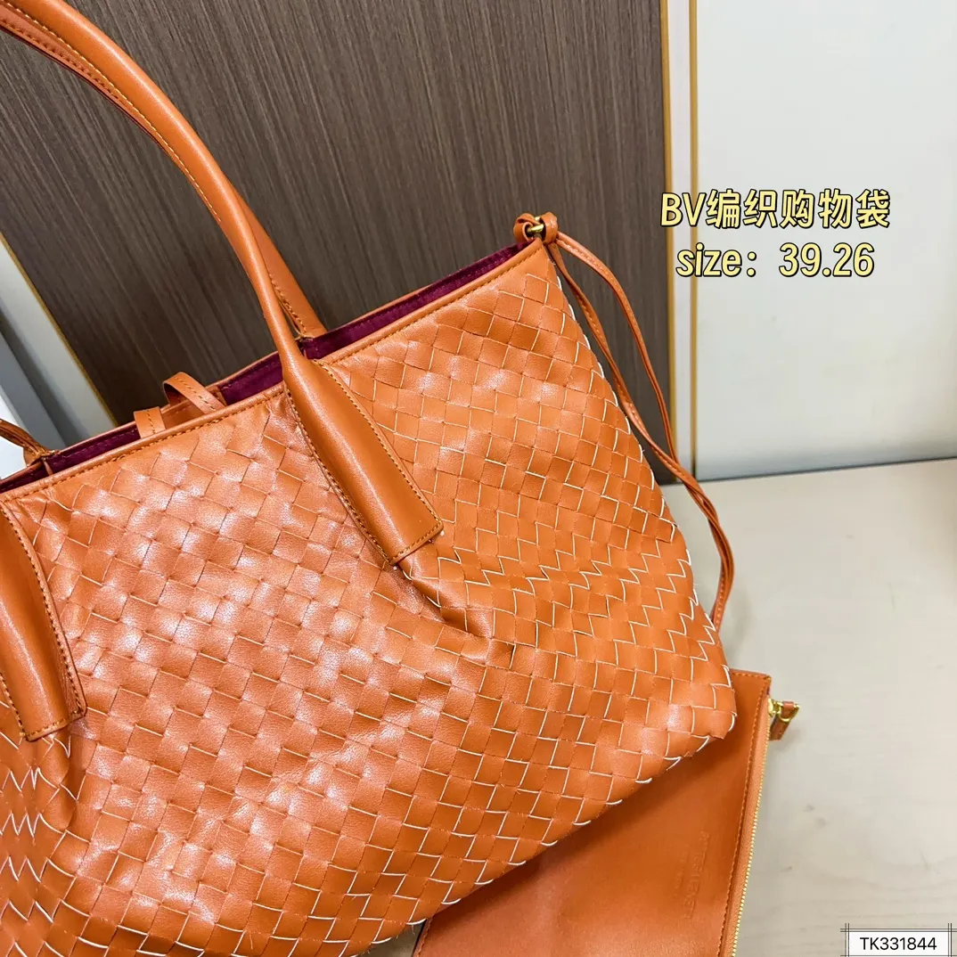 💰160 BV编织购物袋 bv 编织购物袋它是这一季中性价比+实用性最棒的一只包包!内置小包!容量非常 尺寸39.26
