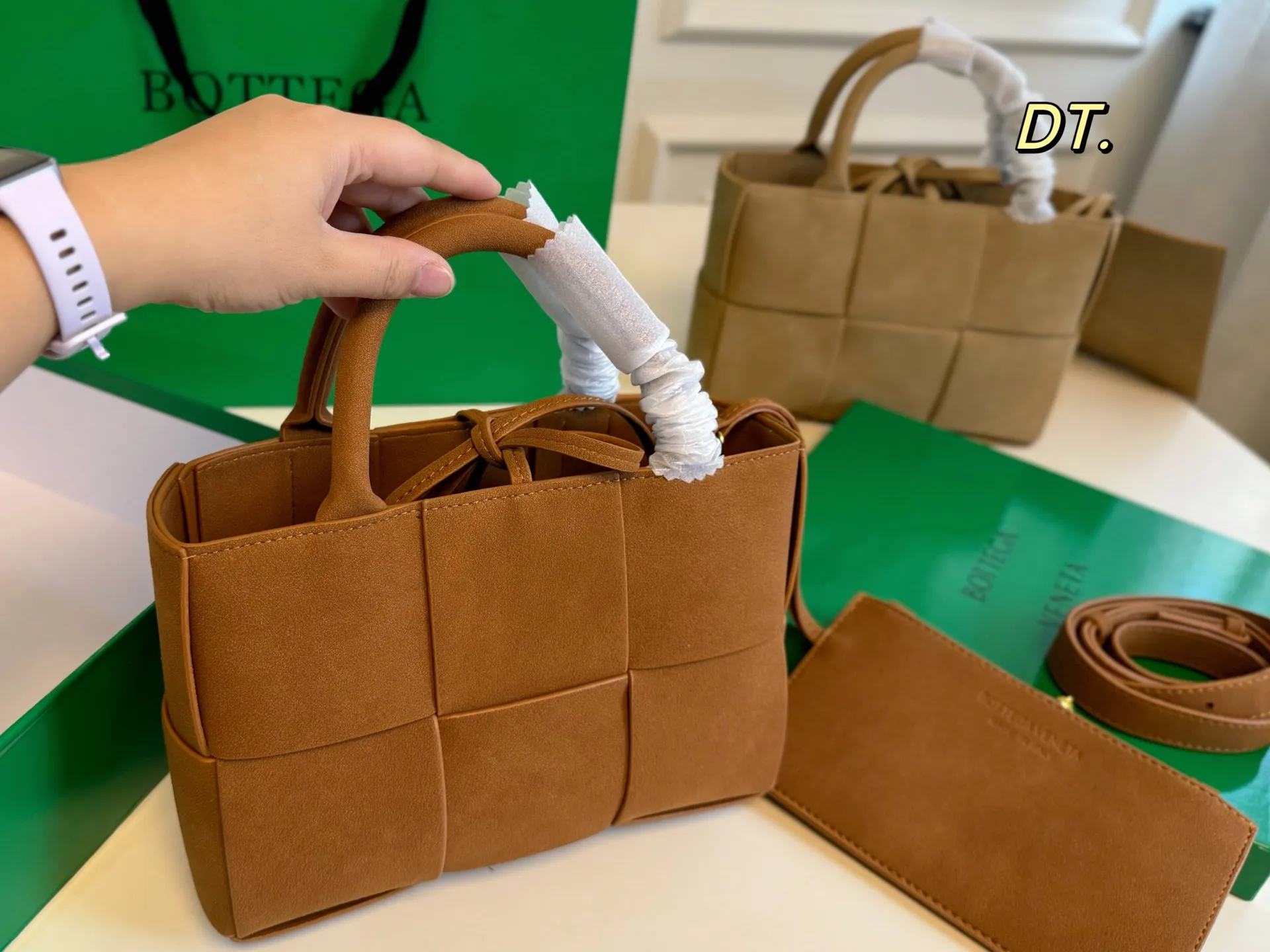 P150(配盒) size:24×17 BV cassettes新款麂皮绒托特包💕 简约别致,艺术感超强! 时髦与休闲的完美碰撞💥 内置零钱袋,轻松舒适! 低调又奢华的一款单品!