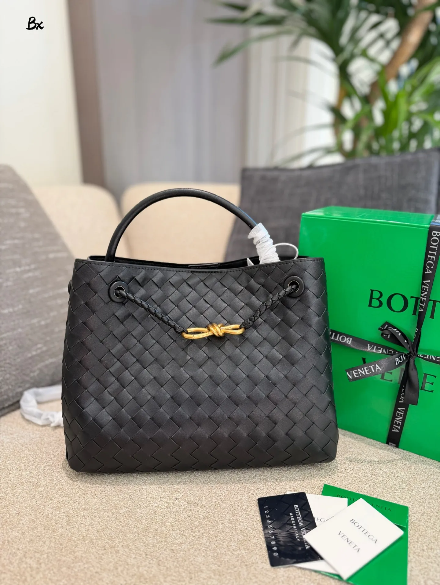 p235p255 BV Andiamo巴罗洛手袋 🍷Bottega Veneta Andiamo系列手袋,巴罗洛酒红色超有质感,Nappa小羊皮+Intrecciato编织工艺,触感柔软细腻,纹理超美!金属绳结锁扣可调节,单肩、手拎、斜挎都OK,通勤日常都能用👜。小号&中号容量适中,实用又时髦,酒红色优雅复古,秋冬搭配超出片,是都市女生必入的高端手袋✨。25cm30cm配盒子