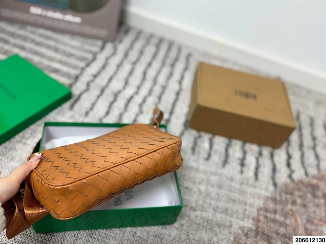 p130配盒 BV编织包斜挎包相机包 搭配休闲风的穿搭 舒适又有活力超级耐看 尺寸25.15