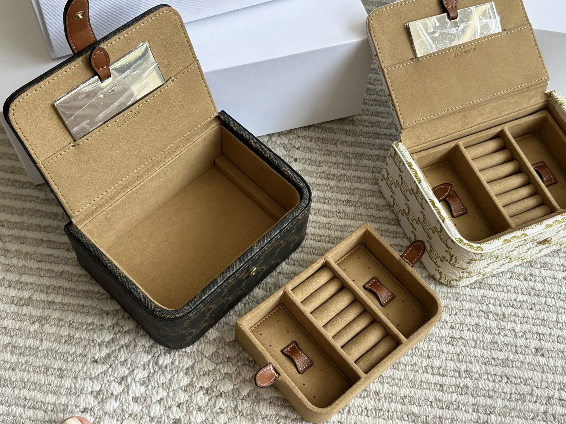 💰 330 配盒 celine的实用单品!老花首饰盒 收纳能力超级强戒指耳钉 手镯项链都有可以放的区域首饰很多也能一目了然的找到想带的款 材质我也很喜欢不是很容易积灰外面随便擦 尺寸 16 12cm