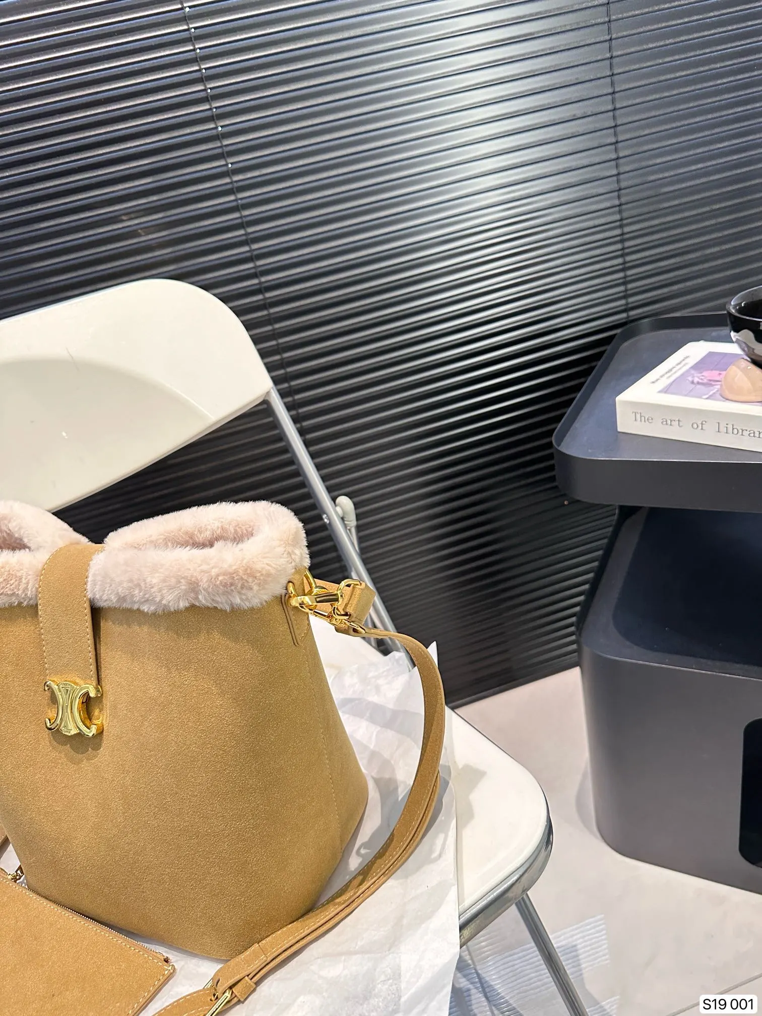 P145 赛琳秋冬限定|毛茸茸的celine水桶包 celine这次的新品我很满意这只毛茸茸的托特真的很可爱，在秋叶飘零的时候背上有多应景了秋冬氛围感直接拿捏！尺寸：24 24 货号001