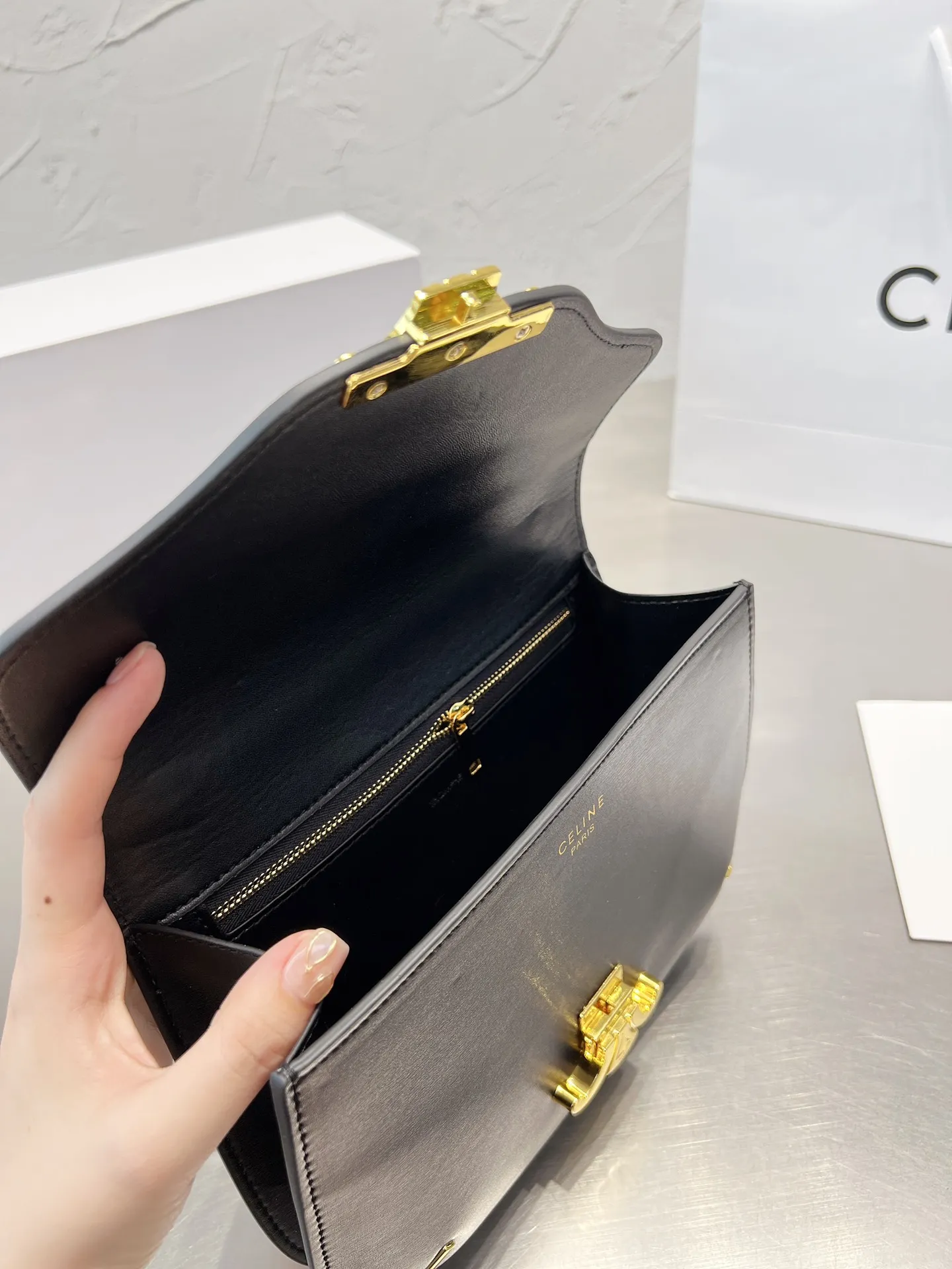 ¥150折叠盒 Celine22夏季新品!又又又是凯旋门链条包! 正式地为大家介绍它的名字:凯旋门Besace 链条包(或者腋下包)!新成员真的太美了!还是一如既往地采用亮泽小牛皮配以经典凯旋门logo和热度超高的金属链条黑金真的是永远的好搭档!百搭时尚就不再重复了包体没有什么厚度 但是非常有深度!除了手机钱包钥匙外再放气垫粉饼湿巾都没问题哦!24*18cm