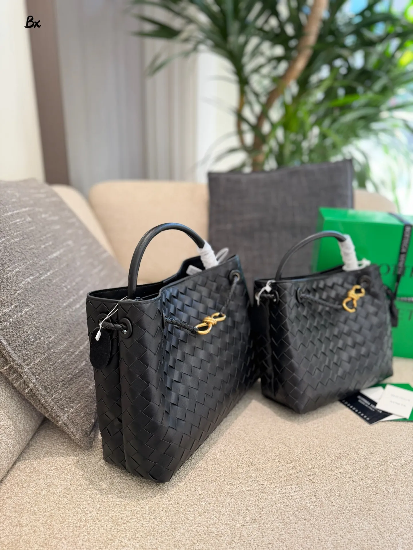 p235p255 BV Andiamo巴罗洛手袋 🍷Bottega Veneta Andiamo系列手袋,巴罗洛酒红色超有质感,Nappa小羊皮+Intrecciato编织工艺,触感柔软细腻,纹理超美!金属绳结锁扣可调节,单肩、手拎、斜挎都OK,通勤日常都能用👜。小号&中号容量适中,实用又时髦,酒红色优雅复古,秋冬搭配超出片,是都市女生必入的高端手袋✨。25cm30cm配盒子