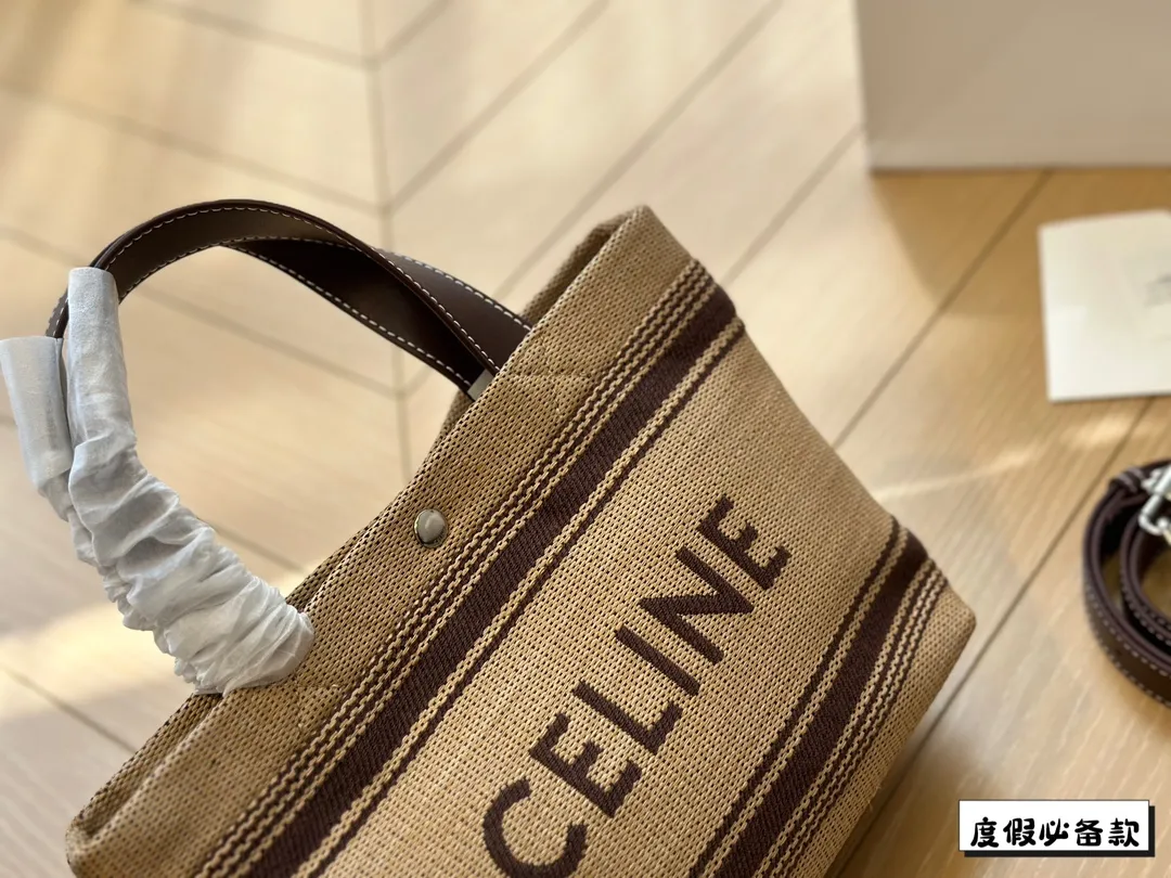 &yen;220 Celine新款编织托特包 Celine新款编织包是一款设计简洁而又不失时尚感的托特包。其最显著的特点在于采用了棕色粗细不均条纹的帆布材质，这种设计不仅赋予了包包独特的视觉冲击力，也展现了Celine品牌一贯的优雅与精致。在包的正面醒目地印有大写的&ldquo;CELINE&rdquo;字样，既凸显了品牌的身份，也提升了包包的整体美感。20*17