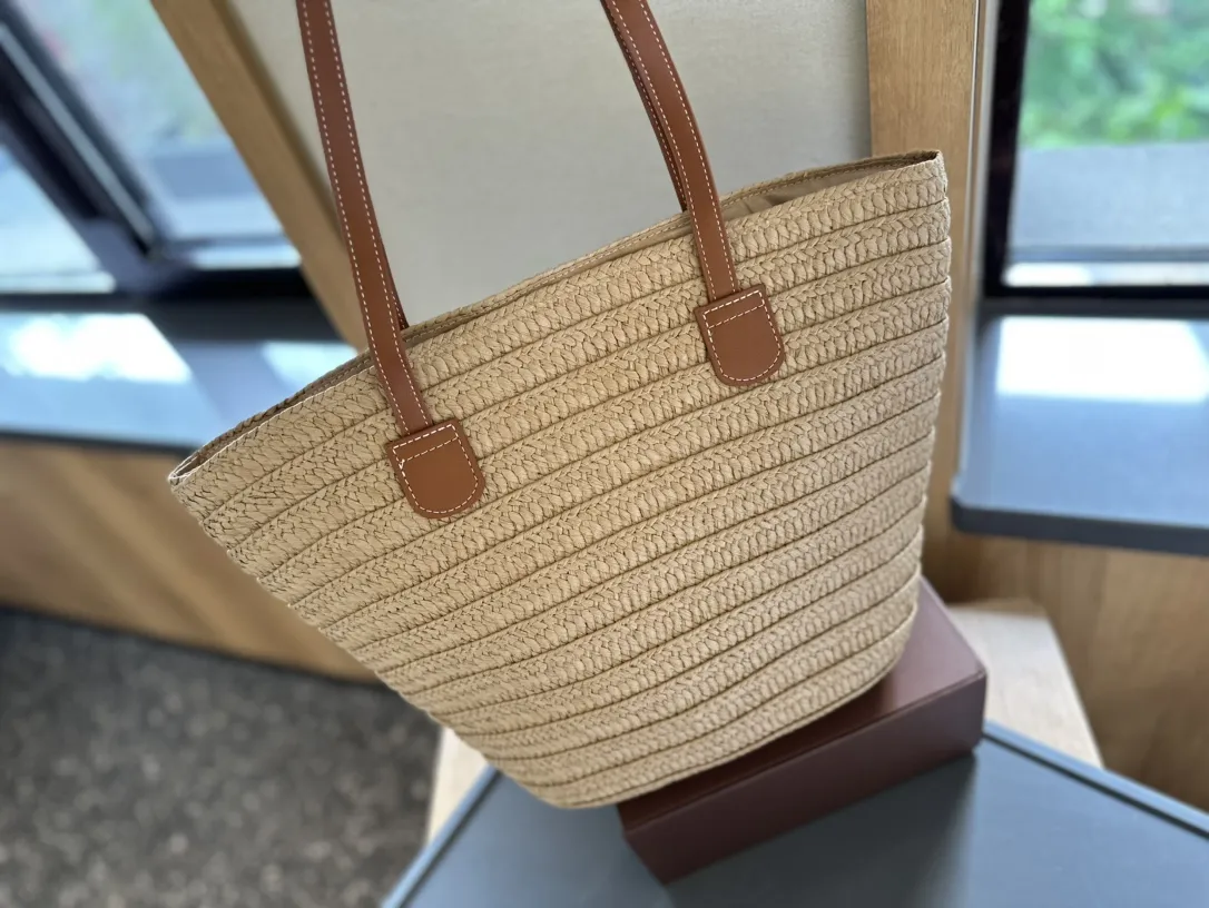 p110 Celine菜篮子草编包度假拍照太应景自思琳 Celine celine草编包菜篮子2020草编包天生就是绝配这款包采用摩洛哥特有的拉菲亚树纤维纯手工编织打造 手挽跟logo是自然色小牛皮干净利落大方 度假 背上它太适合不过了 尺寸 22cm