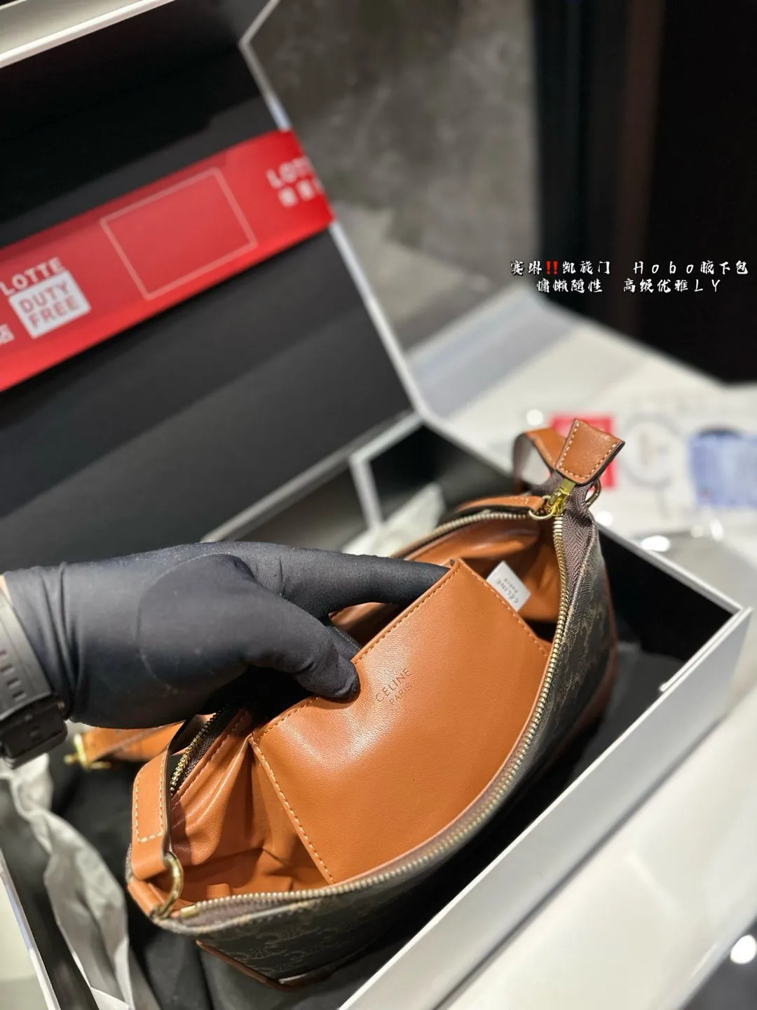 ❤️P140(礼盒包装)❤️ 赛琳 凯旋门 Hobo腋下包 CELINECELINE经典配色永恒百搭,质感五金精致加分 容量恰到好处,手机、口红、小钱包等日常小物都能有序收纳。肩带长度舒适,背在腋下尽显慵懒随性⚠️尺寸24.16