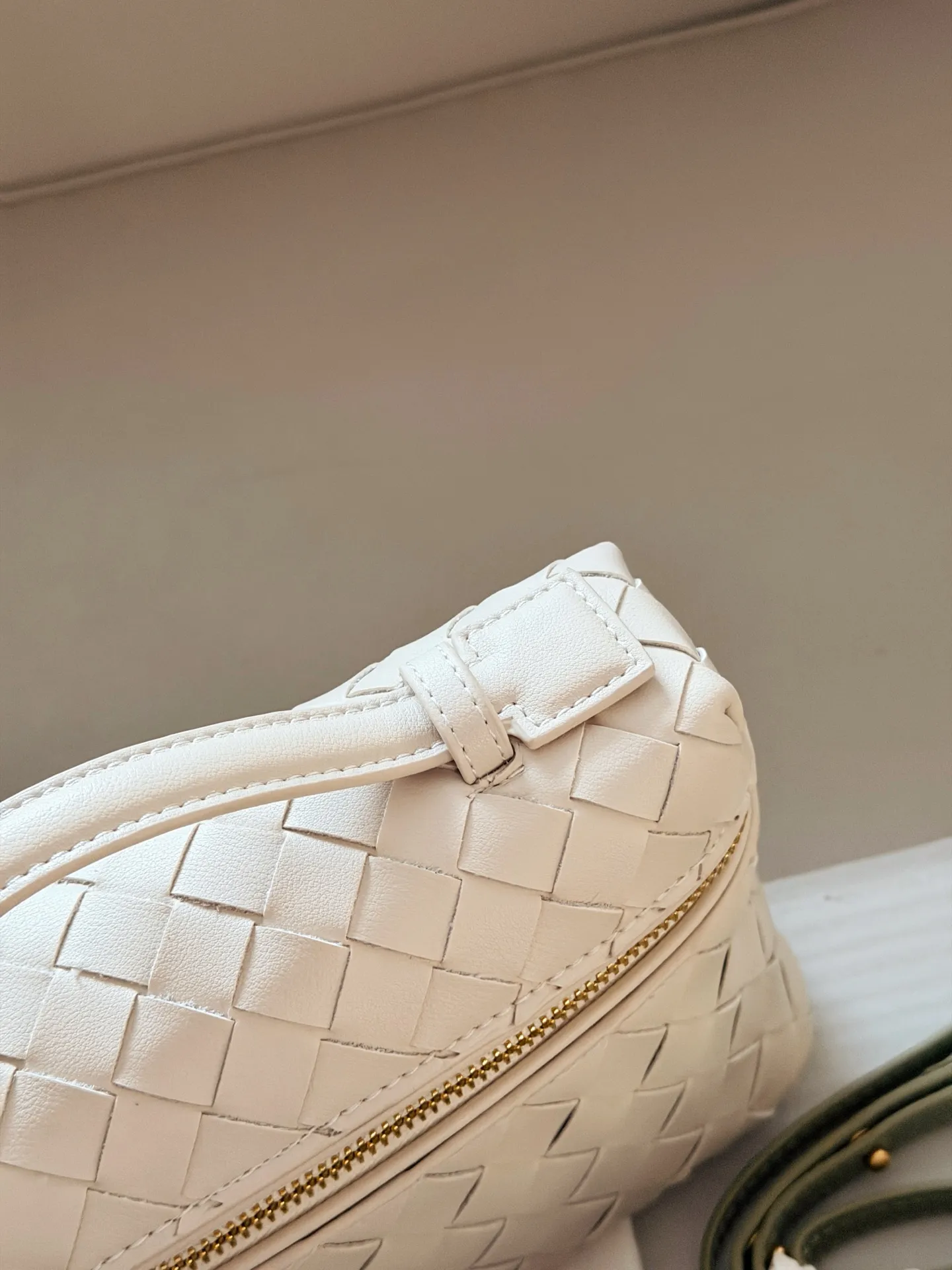 💰205 牛皮 配盒 size:23*13cm BV BangBang Vanity棒棒包, 任何人没有买到这只 包我会伤心的 造型独特精致,日常使用容量足够,可手提可斜挎,多种造型随意切换!