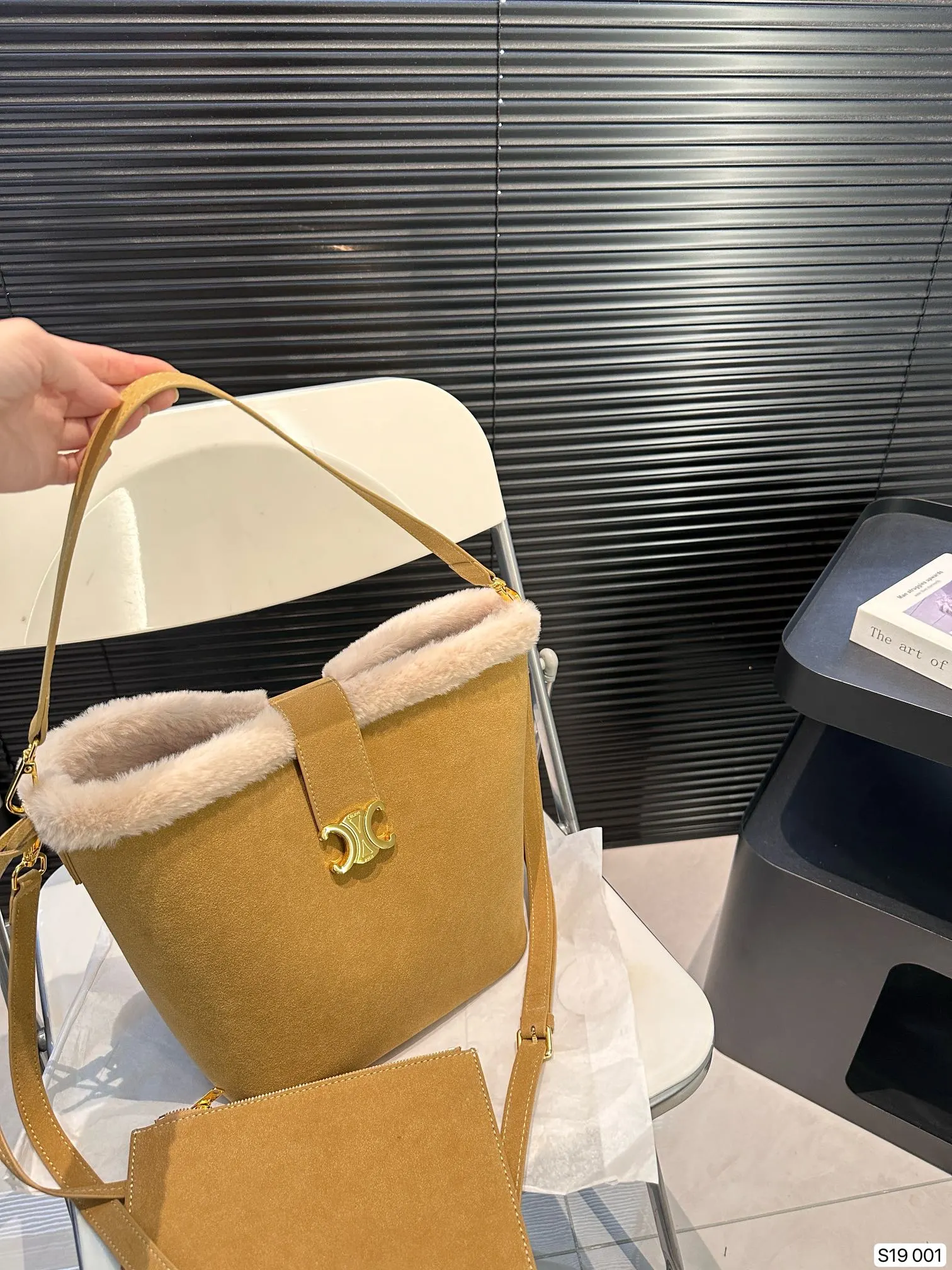 P145 赛琳秋冬限定|毛茸茸的celine水桶包 celine这次的新品我很满意这只毛茸茸的托特真的很可爱,在秋叶飘零的时候背上有多应景了秋冬氛围感直接拿捏!尺寸:24 24 货号001