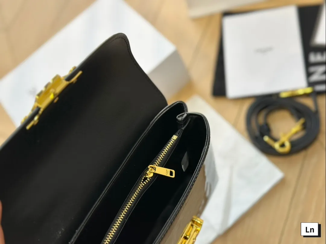 ¥145折叠盒 张婧仪同款老花凯旋门邮差包来咯 一眼沦陷 经典老花 复古感十足Celine 超时髦吸睛~精致简约轮廓并蓄优雅与独特 尺寸20*12