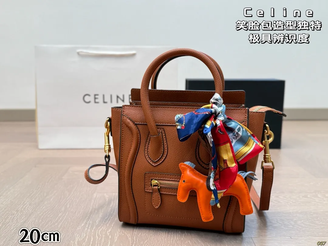 ¥190 作为造型独特、极具辨识度的包包, Celine赛琳—笑脸包 无疑凭借其囧脸造型赢得众多关注。 Celine凭借这款笑脸包冲出欧洲,一跃成为一时最火的品牌。尺寸小号20 20