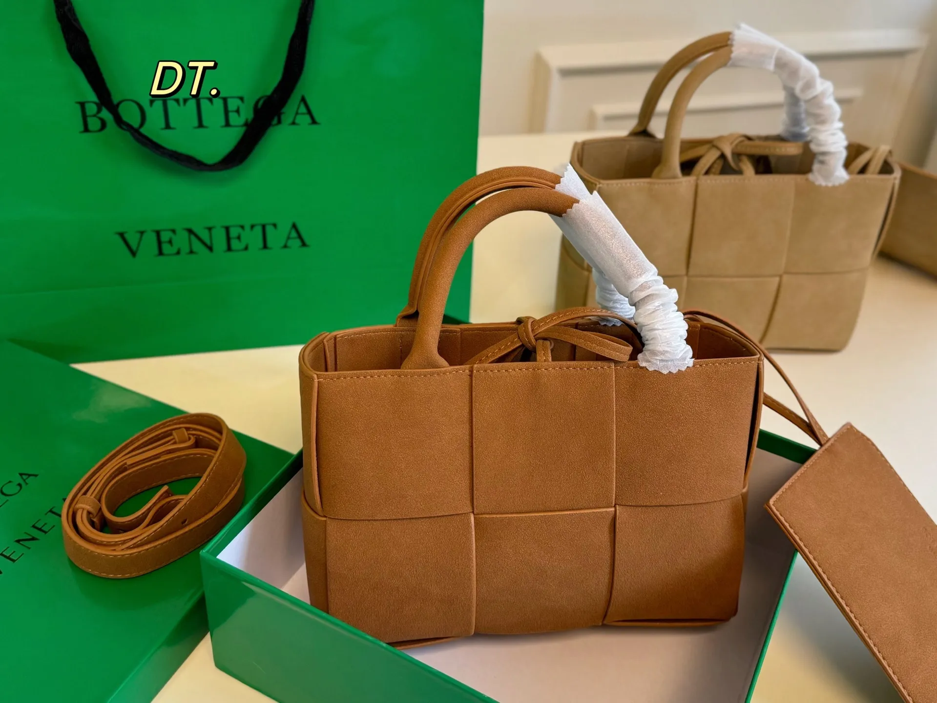 P150(配盒) size:24×17 BV cassettes新款麂皮绒托特包💕 简约别致,艺术感超强! 时髦与休闲的完美碰撞💥 内置零钱袋,轻松舒适! 低调又奢华的一款单品!