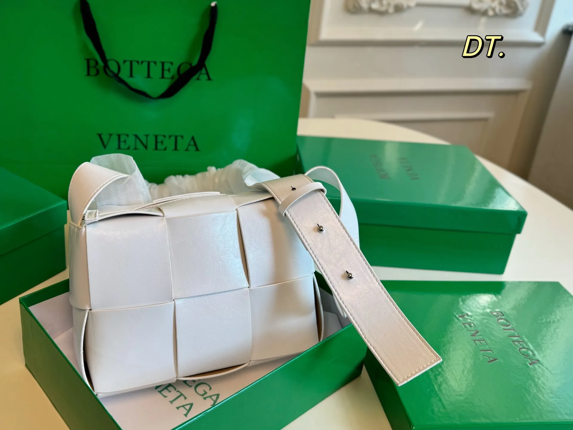 P140(配盒) size:22×15 BV cassettes新款编织豆腐斜挎包💕 简约别致,高级时髦不张扬! 不管斜挎、单肩都是满满的造型感~ 实物皮质很软却饱满有型~ 男女都可轻松驾驭❗️