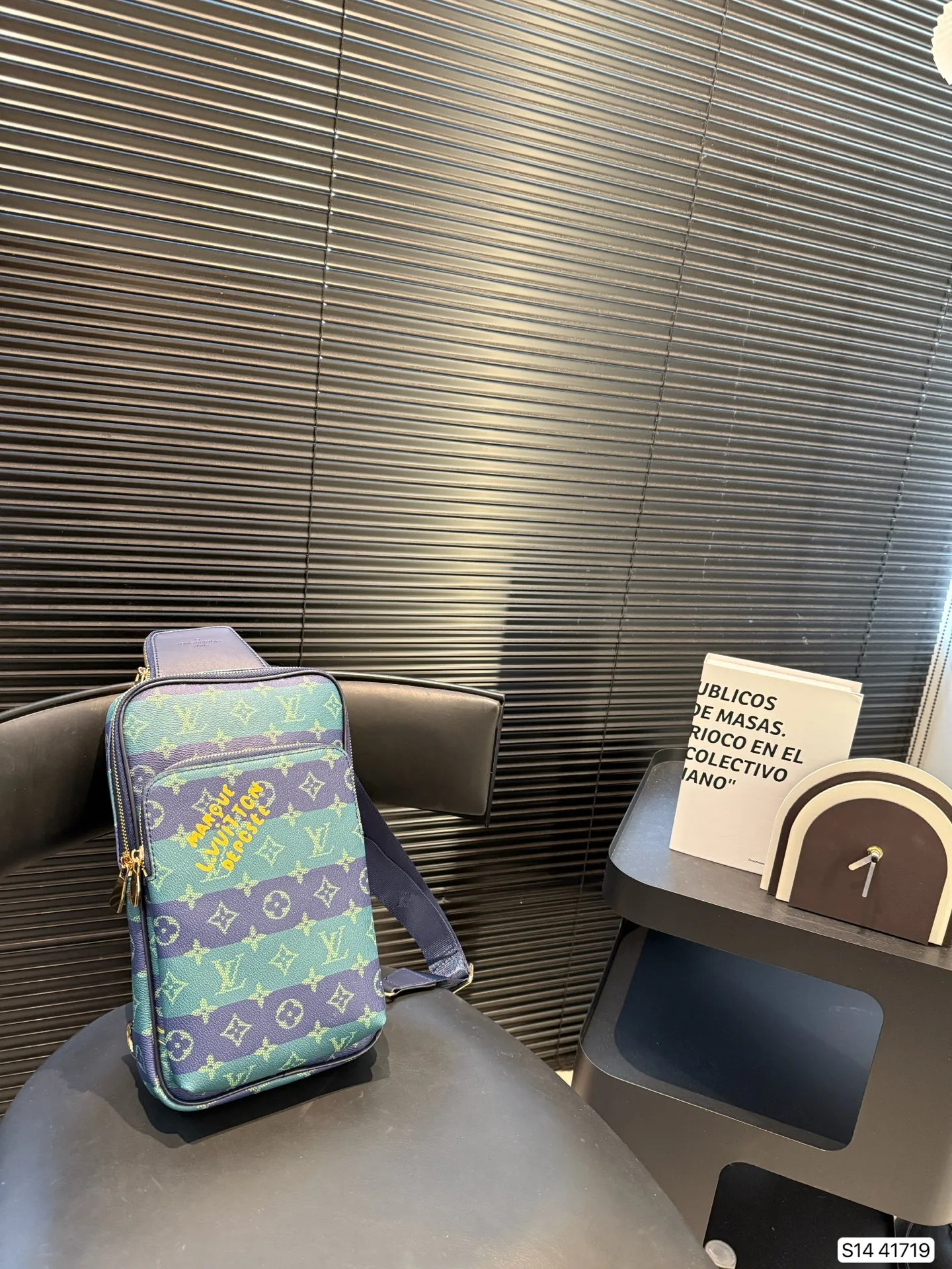 P120 新款男士胸包 Lv胸包，采用拉链，方便取用，无论您的氛围如何，您都可以毫不费力地携带这款时尚腰包。内部饰有简约而精心设计的内饰。这款胸包足以容纳所有小物品。可是永不过时的哦，而且无论怎么搭配都超有范！尺寸：18 30 货号41719