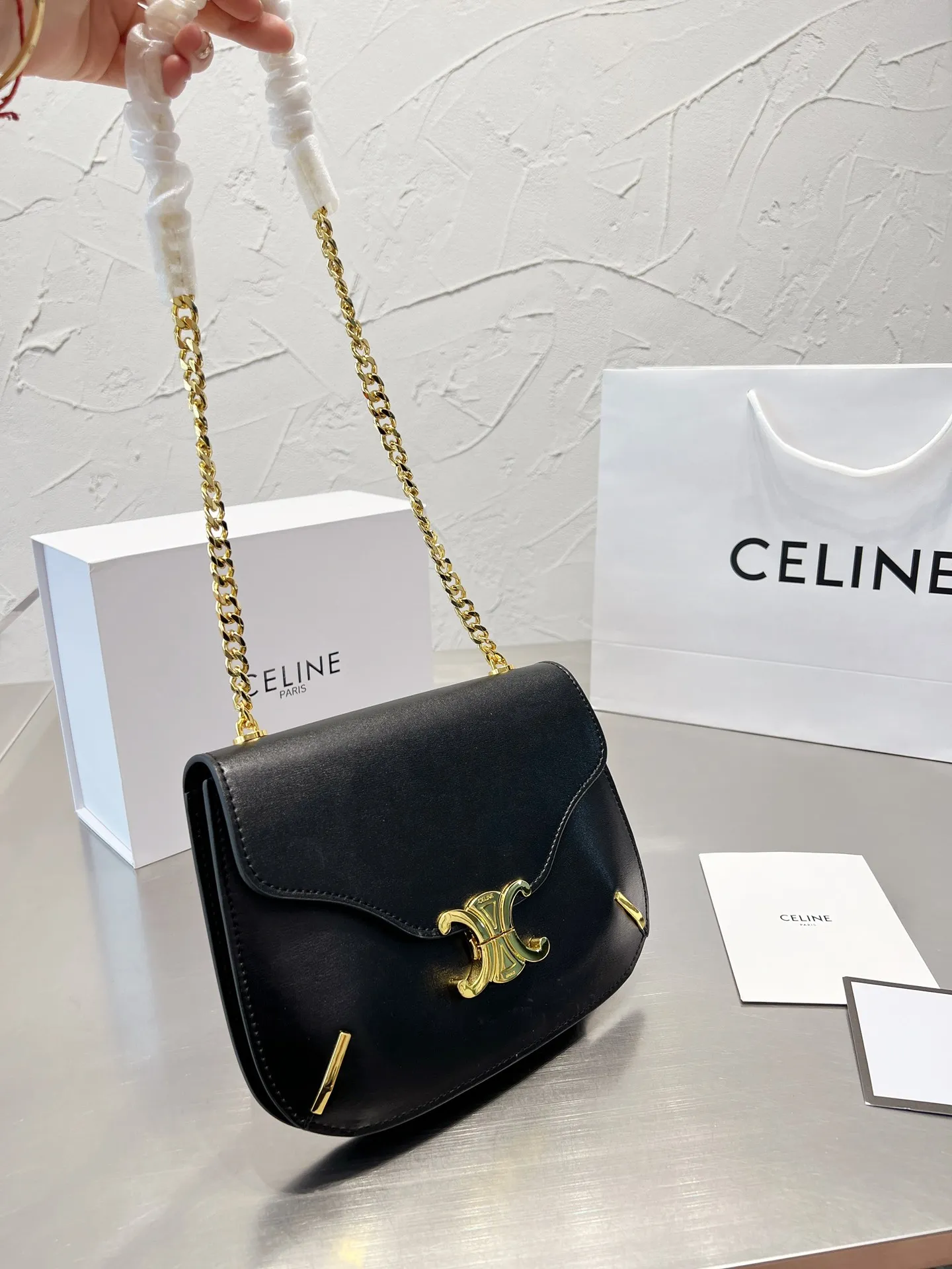 &yen;150折叠盒 Celine22夏季新品！又又又是凯旋门链条包！ 正式地为大家介绍它的名字：凯旋门Besace 链条包（或者腋下包）！新成员真的太美了！还是一如既往地采用亮泽小牛皮配以经典凯旋门logo和热度超高的金属链条黑金真的是永远的好搭档！百搭时尚就不再重复了包体没有什么厚度 但是非常有深度！除了手机钱包钥匙外再放气垫粉饼湿巾都没问题哦！24*18cm