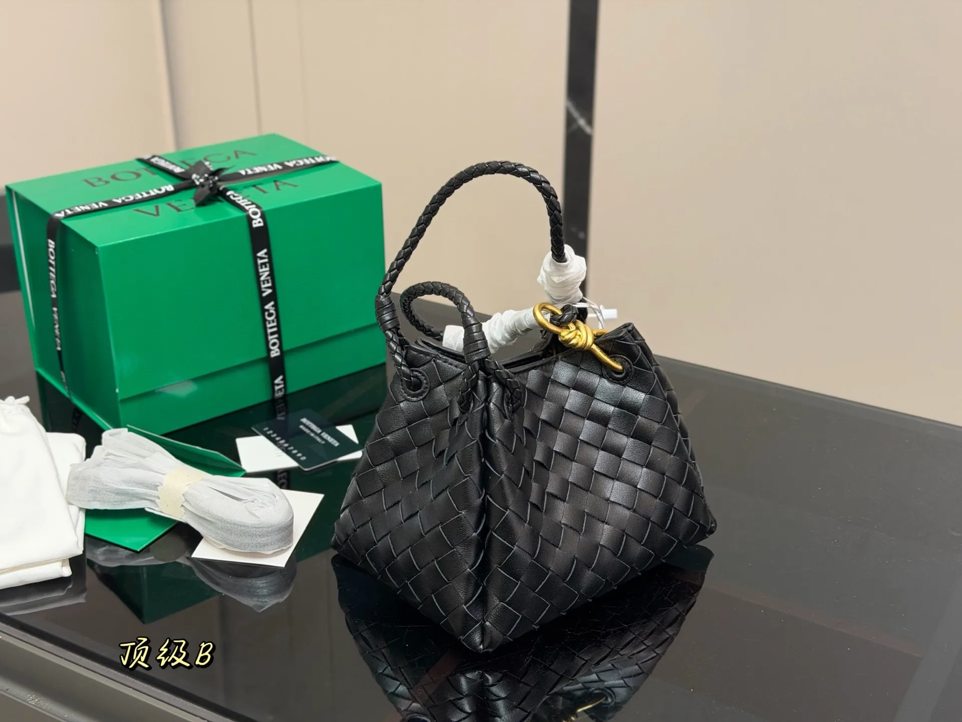 &yen;240 配盒（升级版） size：21*16cm bv 编织购物袋 它是这一季中性价比➕实用性最棒的一只包包！ 容量非常OK