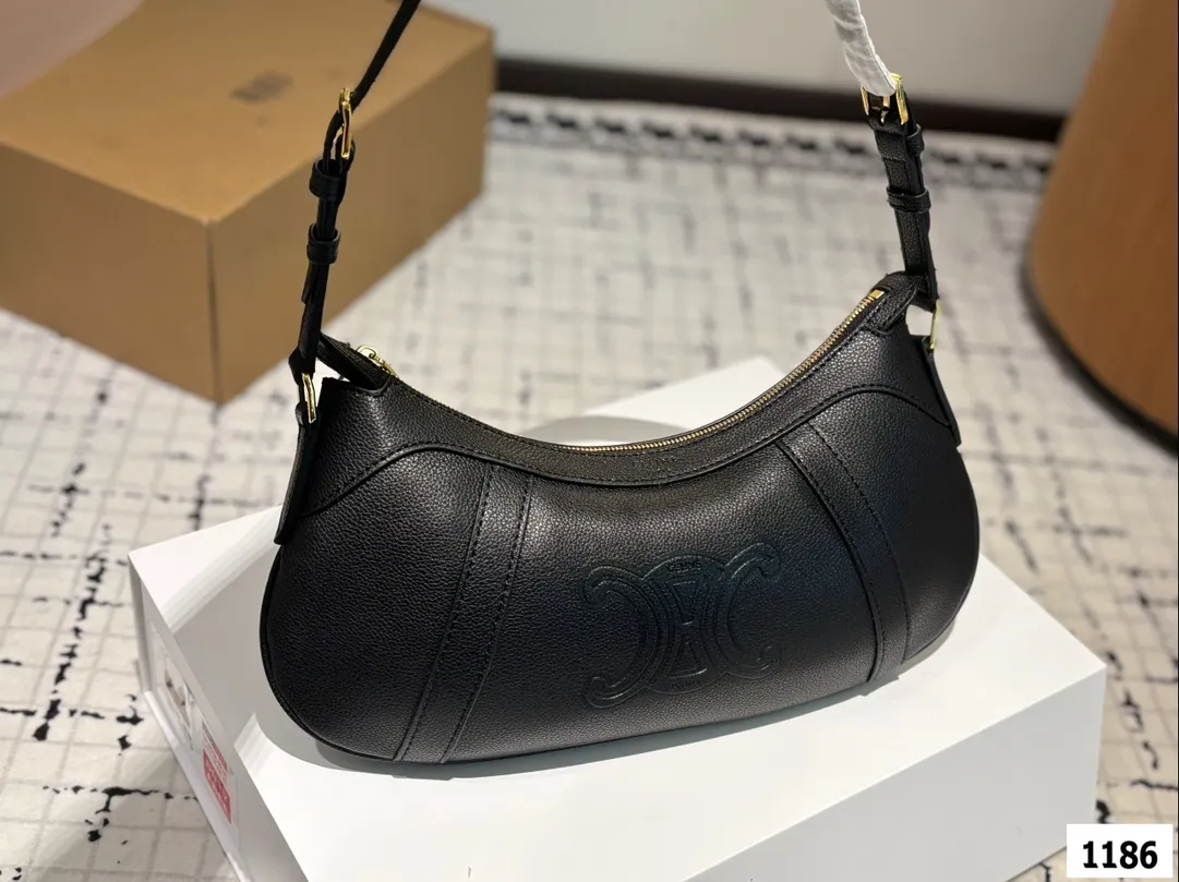 P160 配折叠盒子 赛琳CELINE Hobo腋下包 质感很高级 容量超级大也很耐用 日常出街背它回头率百分百 就是这种随性慵懒感 尺寸：34.16