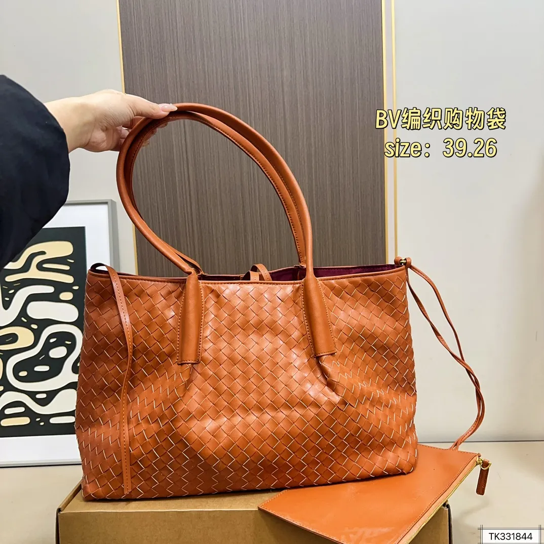 💰160 BV编织购物袋 bv 编织购物袋它是这一季中性价比+实用性最棒的一只包包！内置小包！容量非常 尺寸39.26