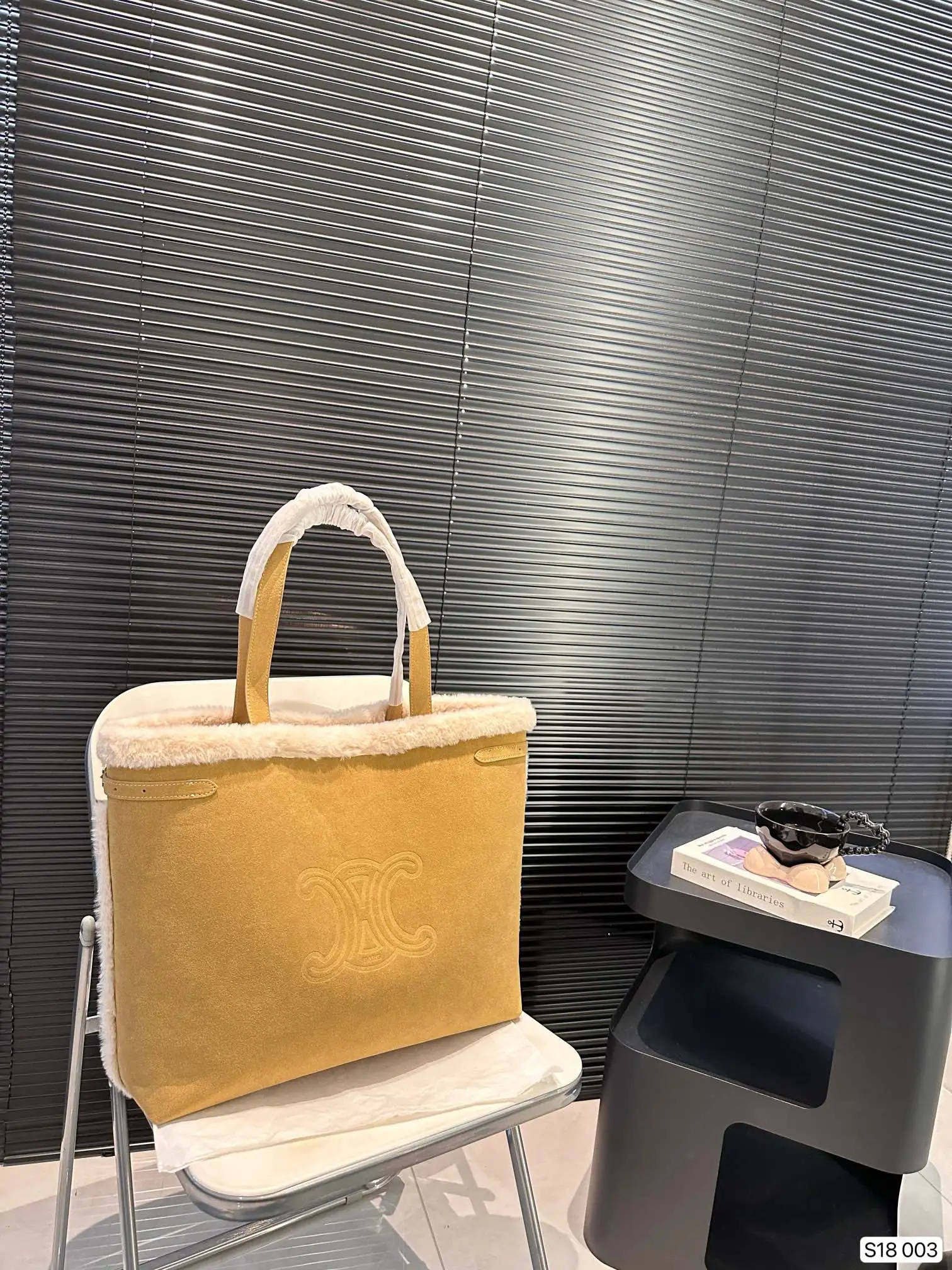 P140 赛琳秋冬限定|毛茸茸的celine托特包 celine这次的新品我很满意这只毛茸茸的托特真的很可爱，在秋叶飘零的时候背上有多应景了秋冬氛围感直接拿捏！尺寸：40 34 货号003