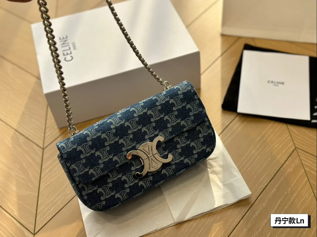 ¥125配盒 包包分享Celine凯旋门系列第一只Celine必须是凯旋门 这款包算是经典款适合春夏秋冬出门要被问很多遍滴一款包 性价比炒鸡高滴一款包 分大小号质量跟容量都杠杠给力小可爱们放心安排就好 20cm