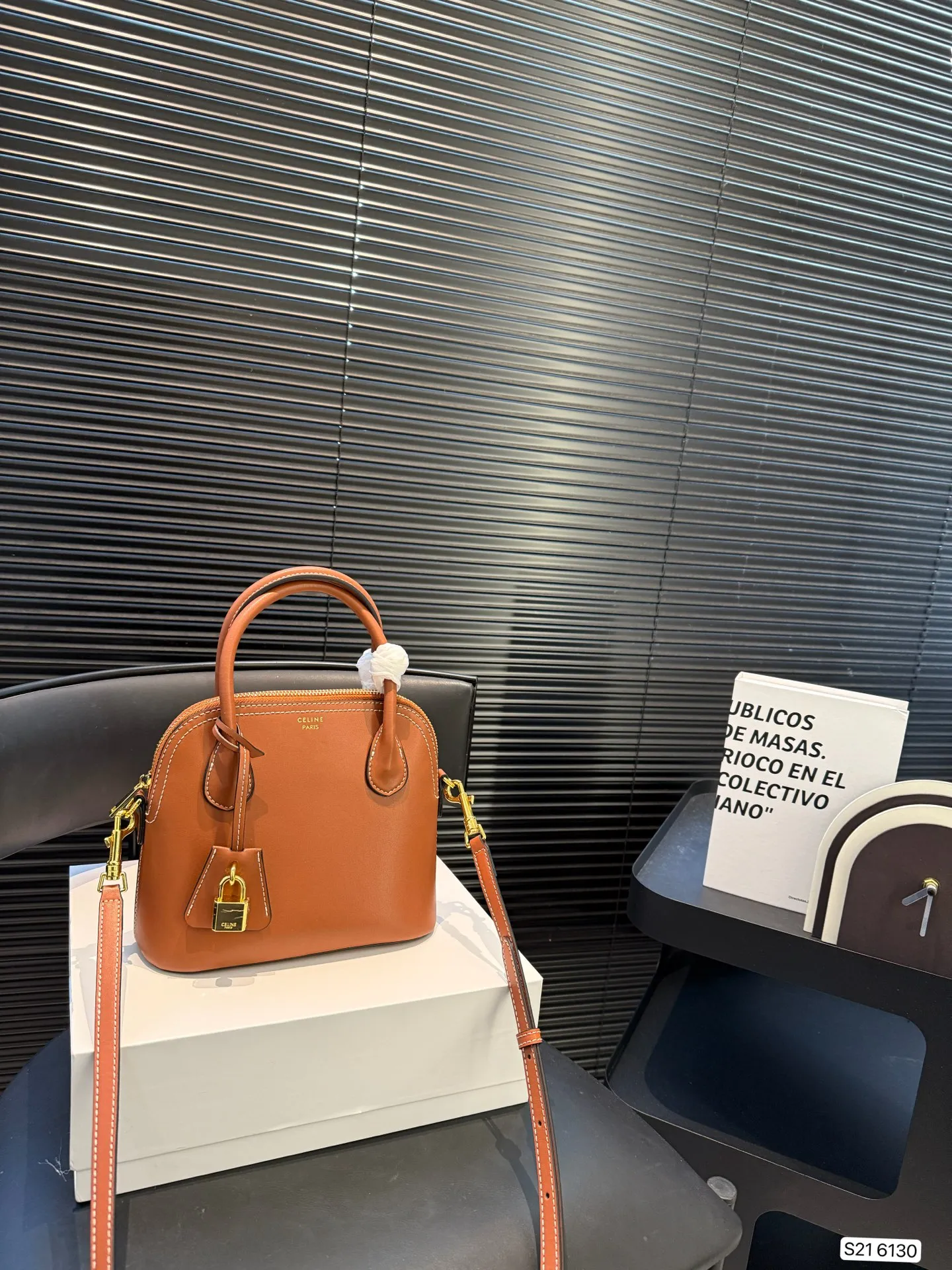 P155 配折叠盒子 赛琳贝壳 CELINE| 限定特别款来袭 全新的包型 可手提也可以斜挎肩背 是本季的老花限定特定款哦！！ 超有气质的一款～ 尺寸：21.5 18 货号6130