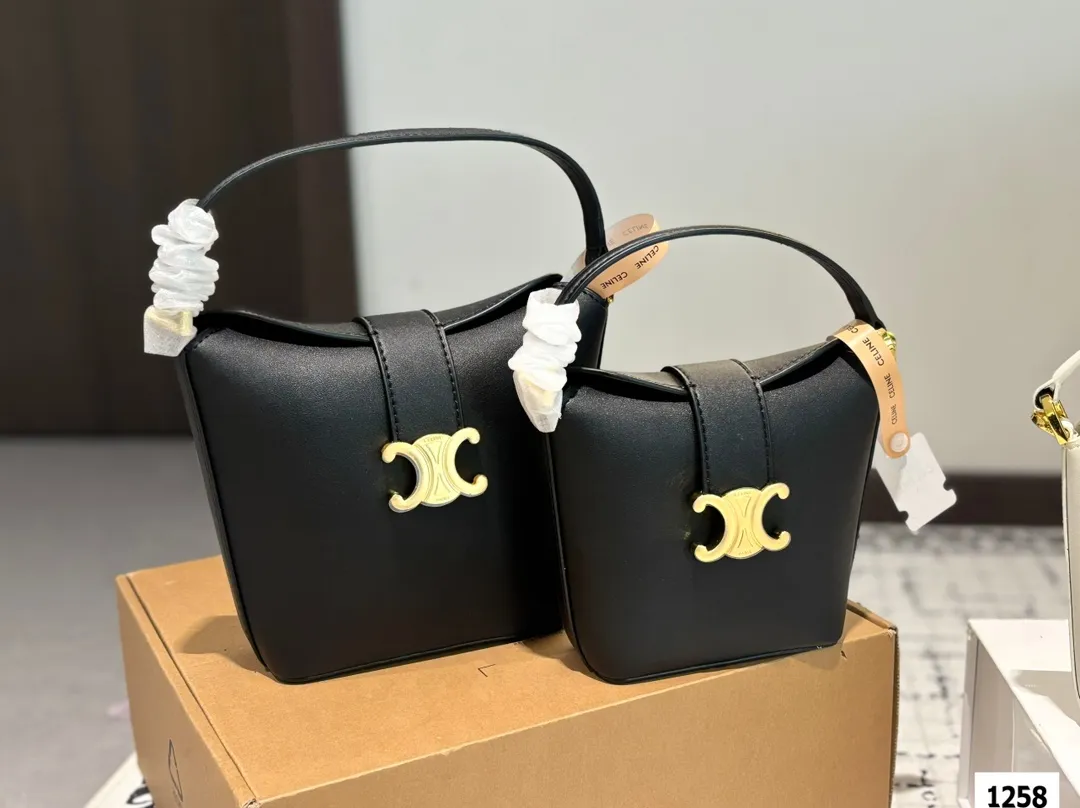 ¥140 ¥145 配折叠盒盒 size:13.14cm 16.17cm 赛琳新款的薯条 加入开口设计~ 今年的大包都很 喜欢~ ~凹造型好物+街拍时尚单品 容量可满足短途旅行需求大包