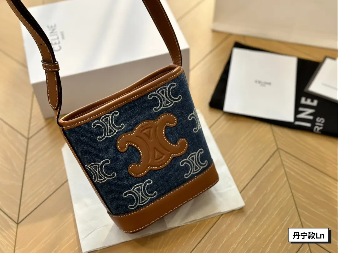 &yen;125配盒 瑟琳Celine TRIOMPHE通体刺绣牛仔布和牛皮革迷你水桶包，5x16x7cm：19. 5x16x7cm