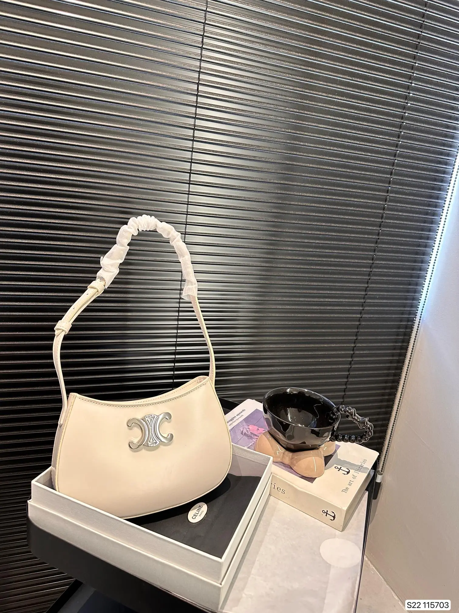 P160 配盒子 赛琳腋下包 腋下包中的小可爱 它的出镜率会很高滴 高级感超强！尺寸：22 13 货号115703