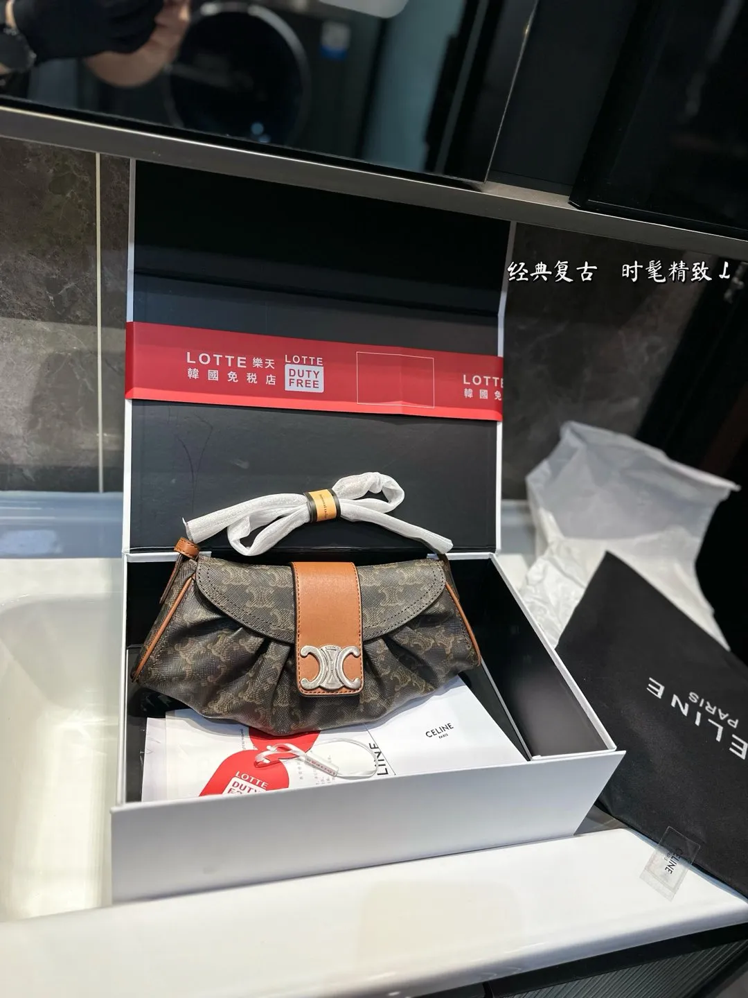 ❤️P145（礼盒包装）❤️ 赛琳 凯旋门腋下包 时髦拿捏住啦 不显老气好好搭啊 而旦貌美气质加成好高的呀~ 爱死了这份从容优雅⚠️尺寸27.11