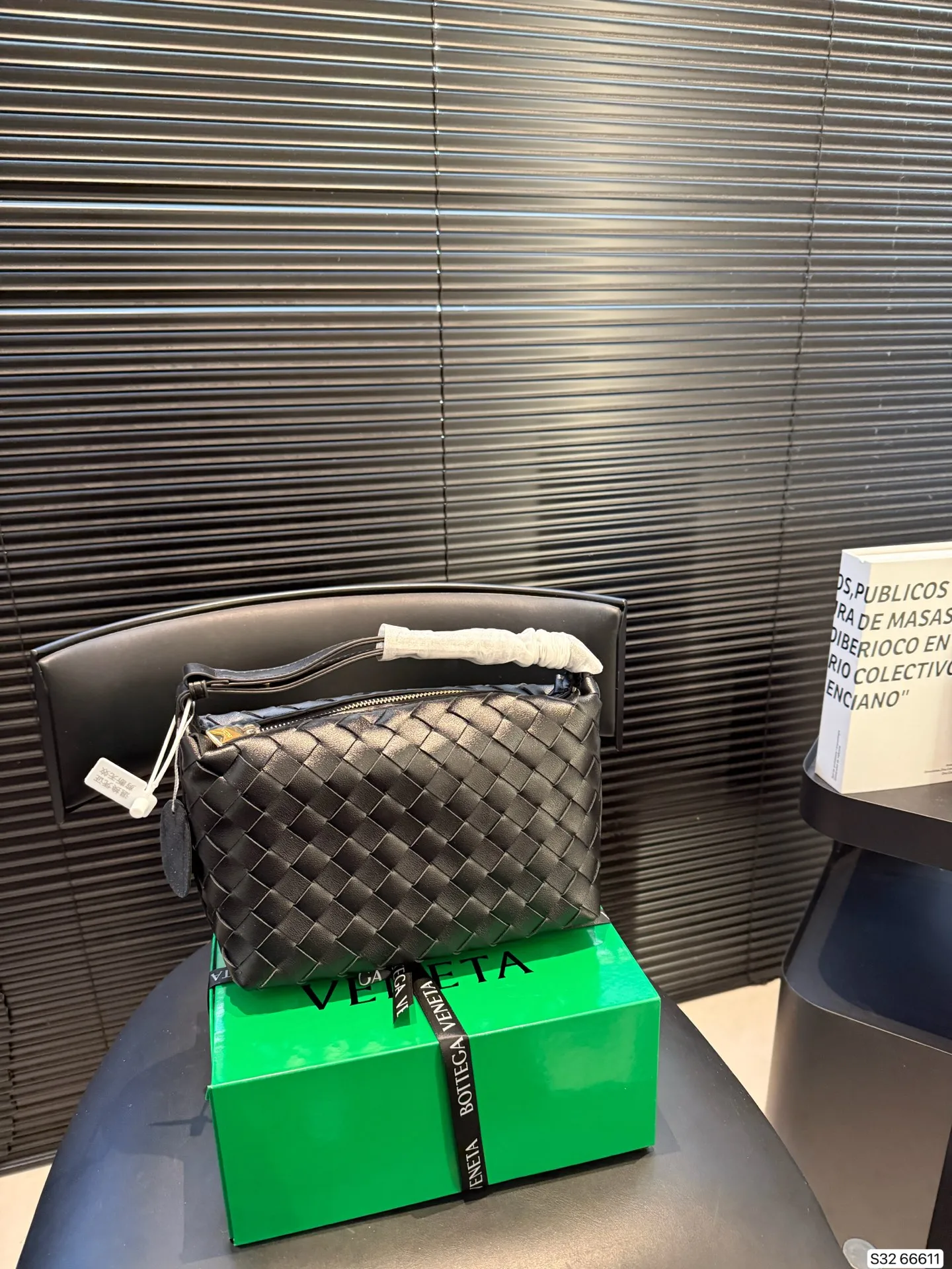 p210 配盒子 纯皮Bottega veneta 适合春夏秋冬的季节 Bv高级 简洁的线条，柔软的包身，并且相当实用，街头巷尾它的身影无处不在，也成为经典款IT bag之一 万众追，这款包一出就风靡全球 流行，如今粉丝群依然很强大，因为它实在太衬托气质了，包再多也要给自己留一个！尺寸21 14货号66611