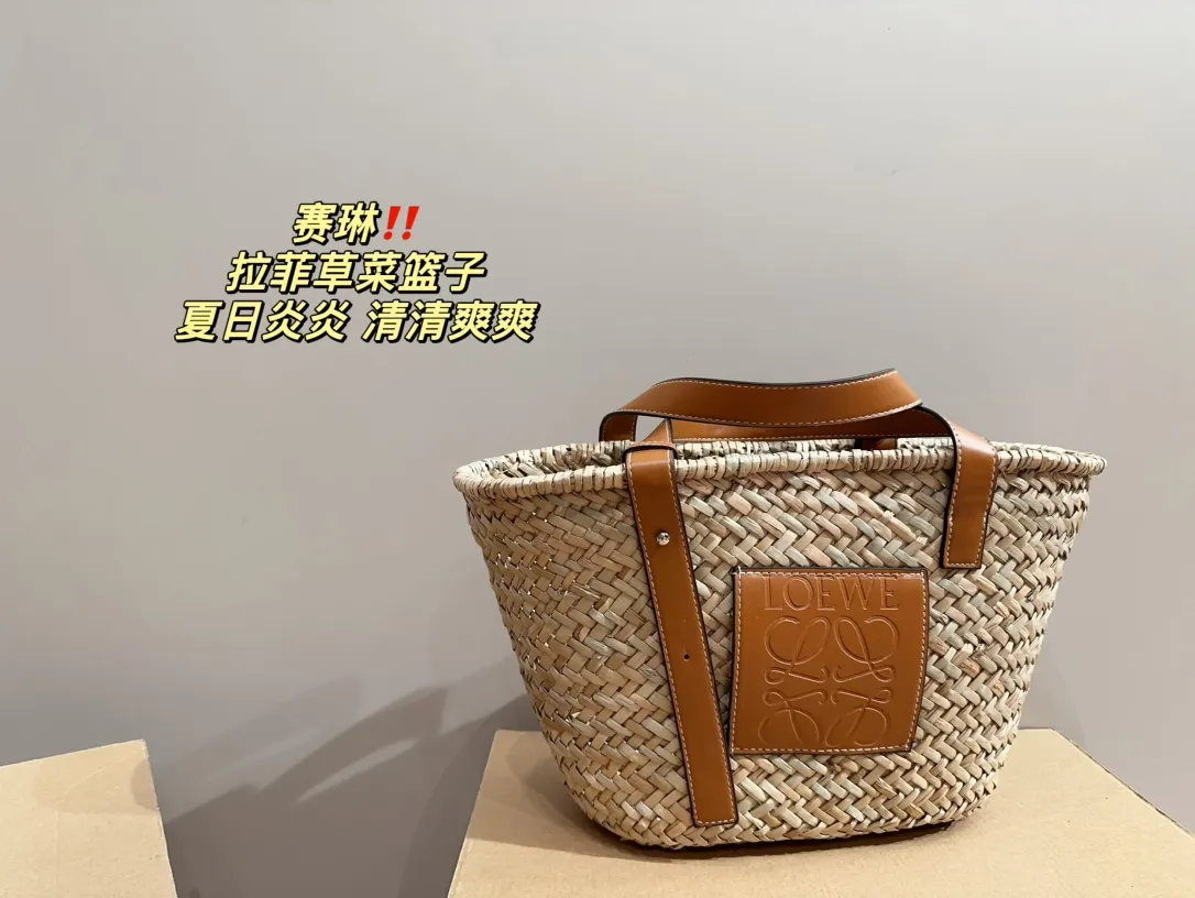 P120⚠️尺寸24.21 赛琳 拉菲草菜篮子 草编包的趋势再度袭卷而来，轻松成为本季新 宠！不论日常出游或是假日逛街，出镜率超高的包 款总让人联想到温暖的季节和愜意海滩时光。由拉 菲草编织而成，质地清新自然，从视觉到触感都自带夏日风情，为结构感鲜明的包款注入优雅精髓。
