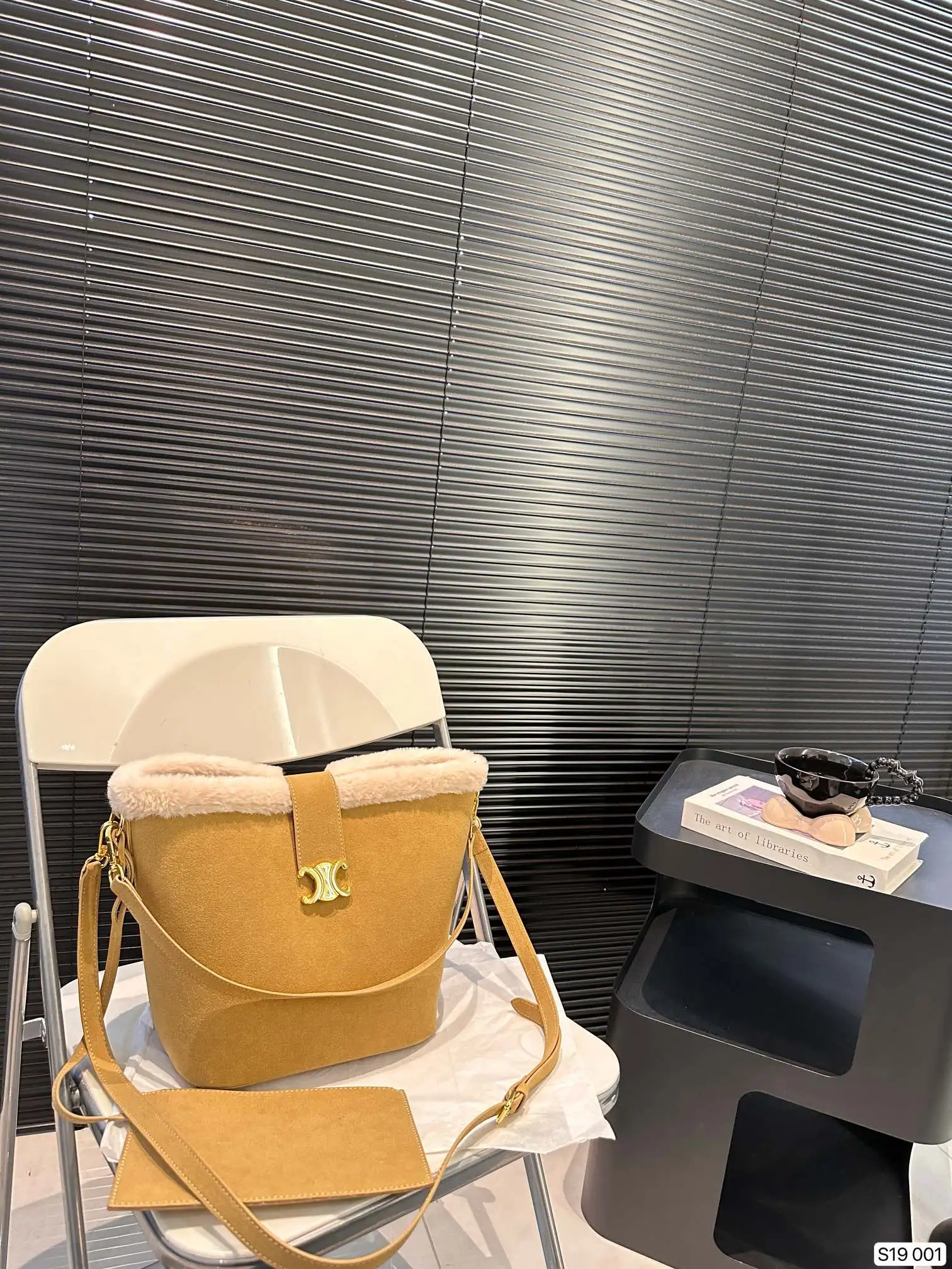 P145 赛琳秋冬限定|毛茸茸的celine水桶包 celine这次的新品我很满意这只毛茸茸的托特真的很可爱,在秋叶飘零的时候背上有多应景了秋冬氛围感直接拿捏!尺寸:24 24 货号001