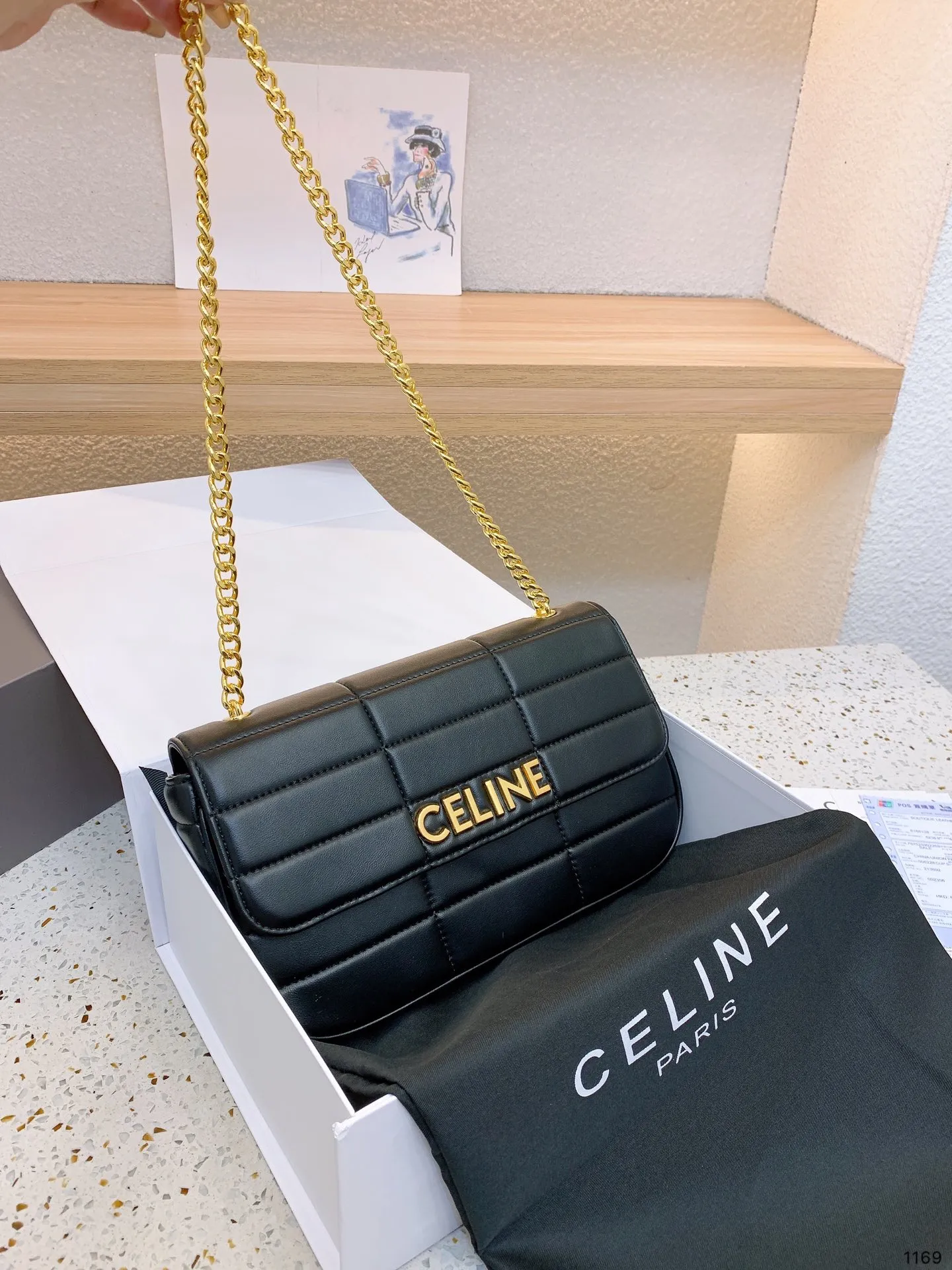 P140 Celine新款腋下包百搭休闲爱惨了~ CELINE这几天入的Celine包包们，不得不说这款白色腋下包也太好看了吧~简简单单的白色配logo字母真的非常任意门和什么衣服都好配不管深色还是淡色秋冬还是春夏搭配起来都是毫无违和感的 除了好搭配容量也是非常大之前用过老花腋下的宝宝应该.都知道钱包手机都是妥妥塞的下还松动有余动27 16cm 配礼盒