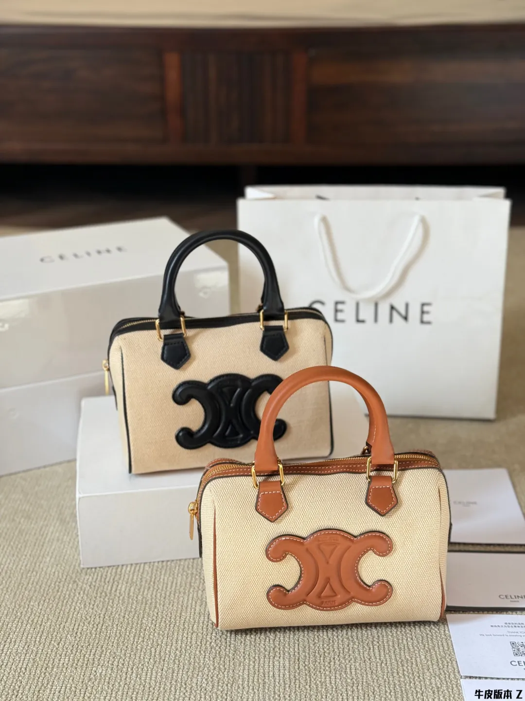 牛皮版本 p170 Celine 枕头包 很喜欢Lisa近期机场照总是背着的波士顿包 高颜值 有着原设计本身经典的味道高颜值的复古文艺气息 简洁利落的包身线条,复古印花图案真的很Old school, 不经意的高级,心尖尖喜欢的款秒get 尺寸20 14 配盒